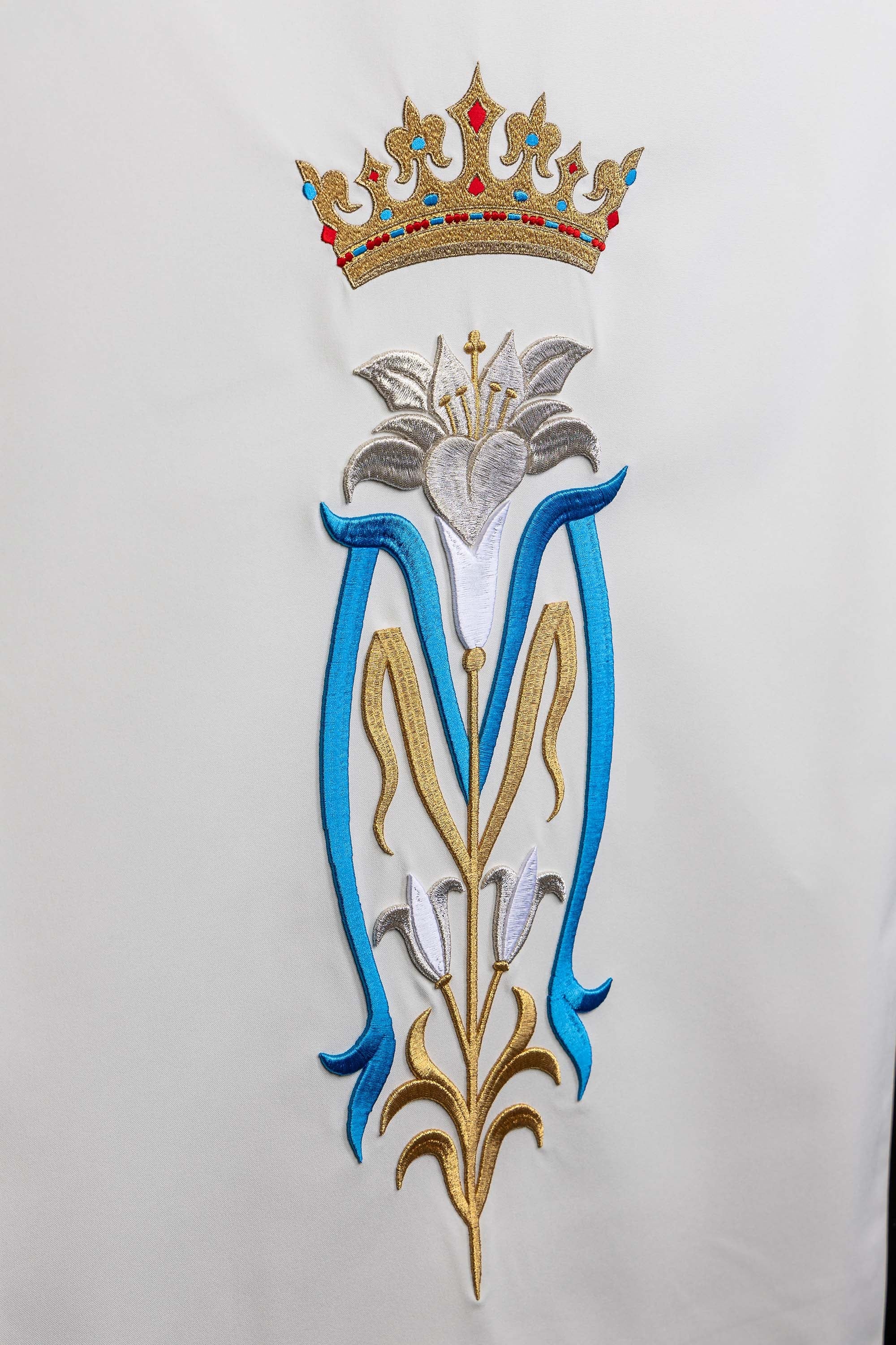 Blanc voile de lutrin brodée avec motif marial