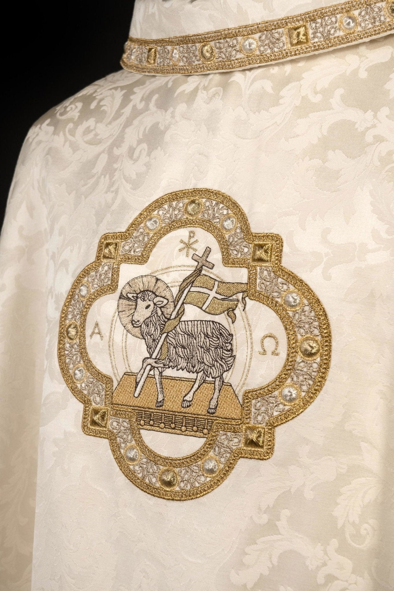 Agneau de Pâques brodé et orné Tissu ornemental S - 7072 - 05 - 88 - CHASUBLES.FR