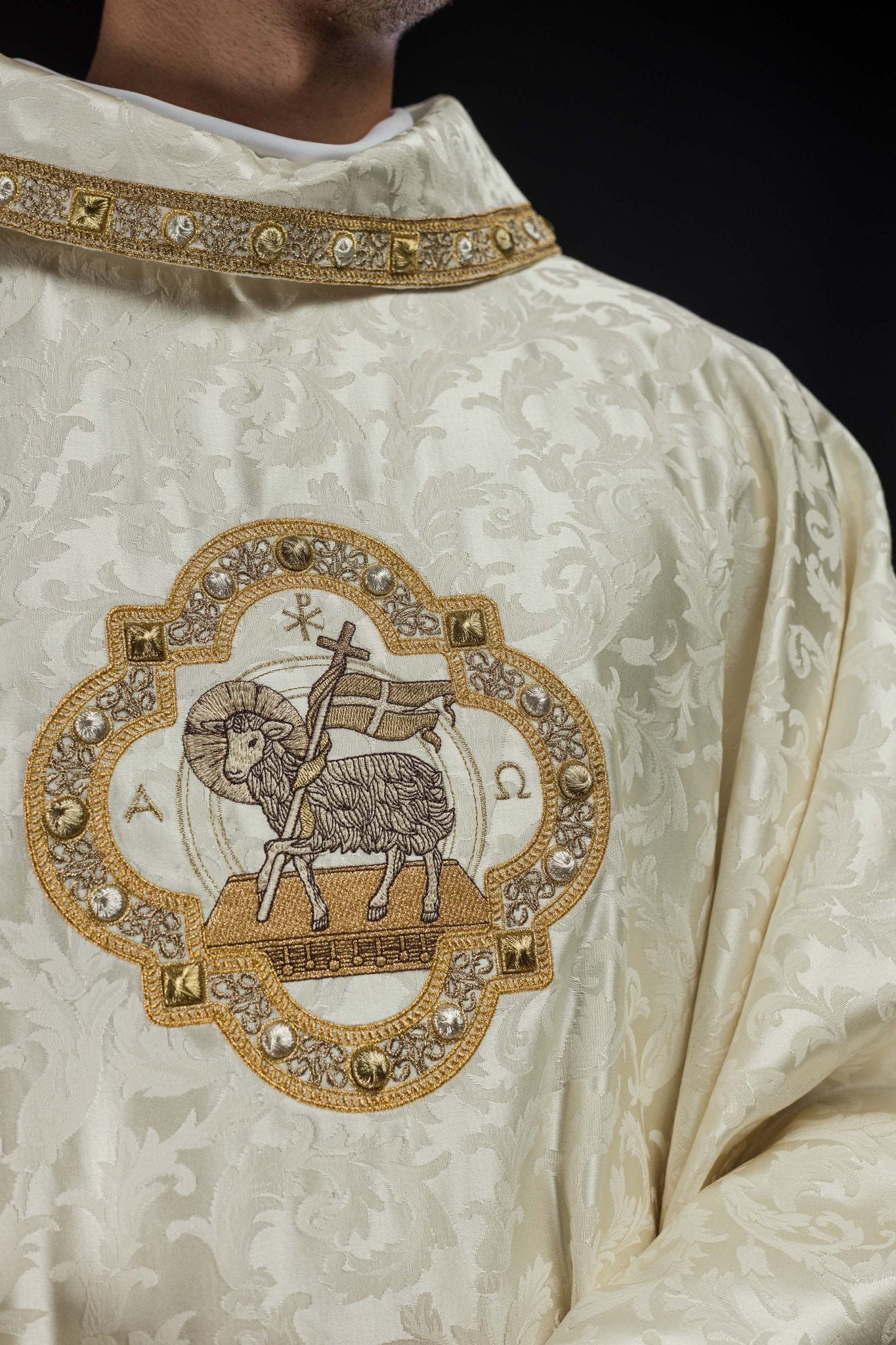 Agneau de Pâques brodé et orné Tissu ornemental S-7072-05-88 - CHASUBLES.FR