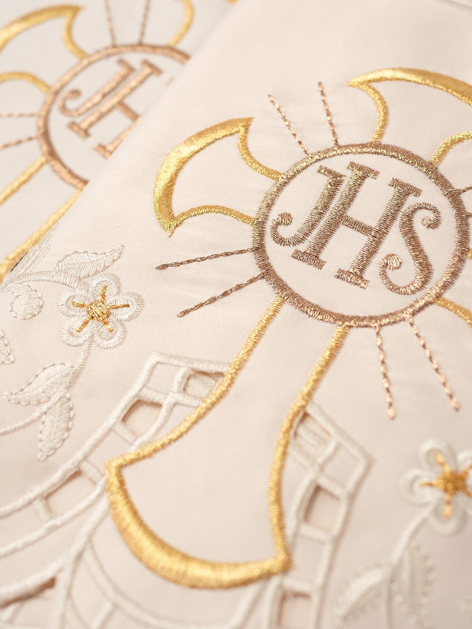 Antependium avec broderie frontale IHS Cross écru KOM/055/05 22cm 3,5m - CHASUBLES.FR