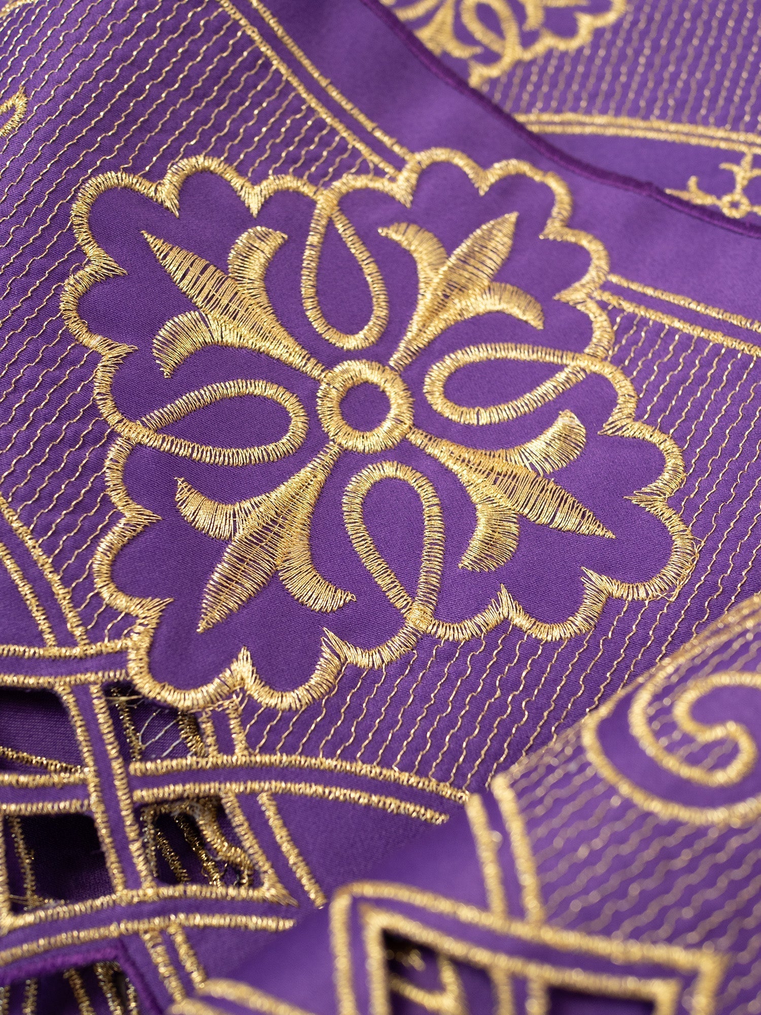 Antependium avec broderie frontale Rosette Violet KOM/030/03 9cm 3,5m - CHASUBLES.FR