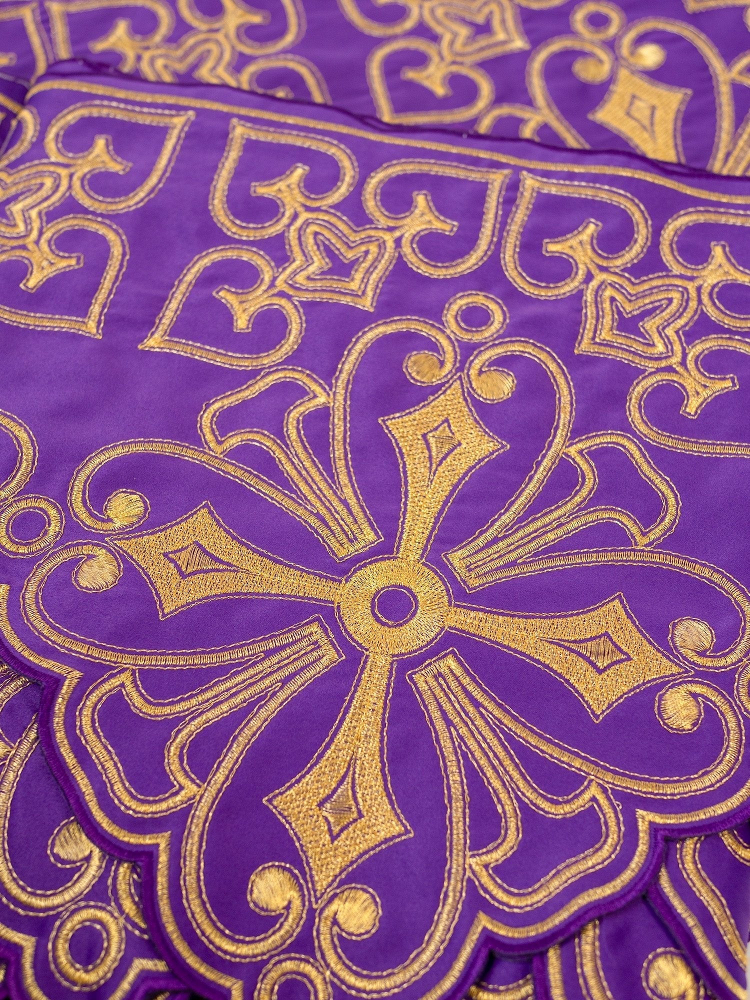 Antependium avec broderie frontale Rosette Violet KOM/038/03 22cm 3,5m - CHASUBLES.FR