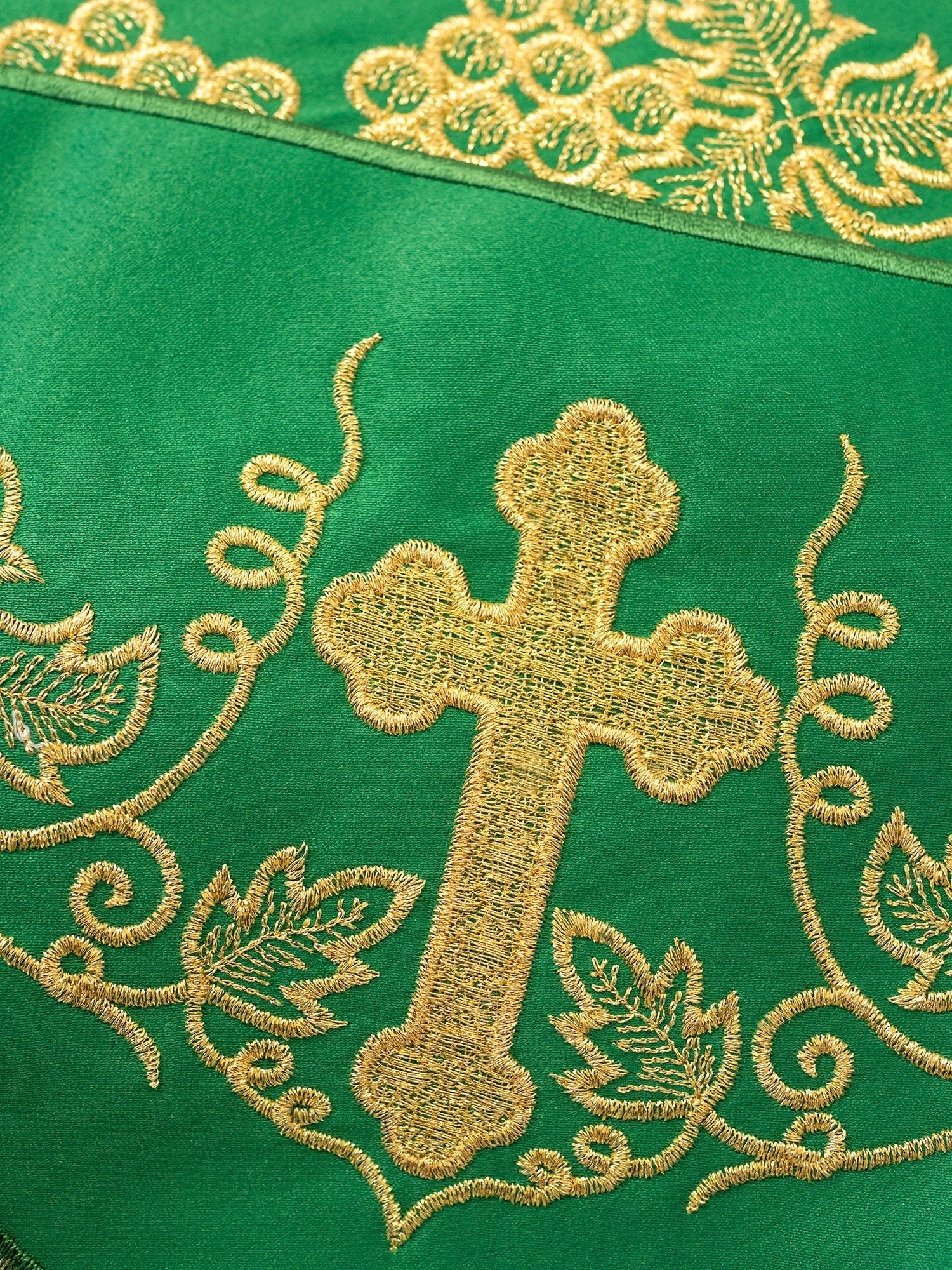 Antependium avec broderie sur le devant Croix et raisins Vert KOM/020/01 15cm 3,5m - CHASUBLES.FR