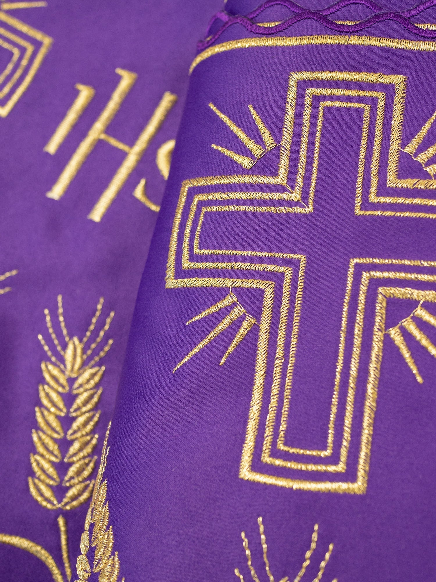 Antependium avec monogramme IHS dans un motif de croix violette KOM/040/03 20cm 3,5m - CHASUBLES.FR