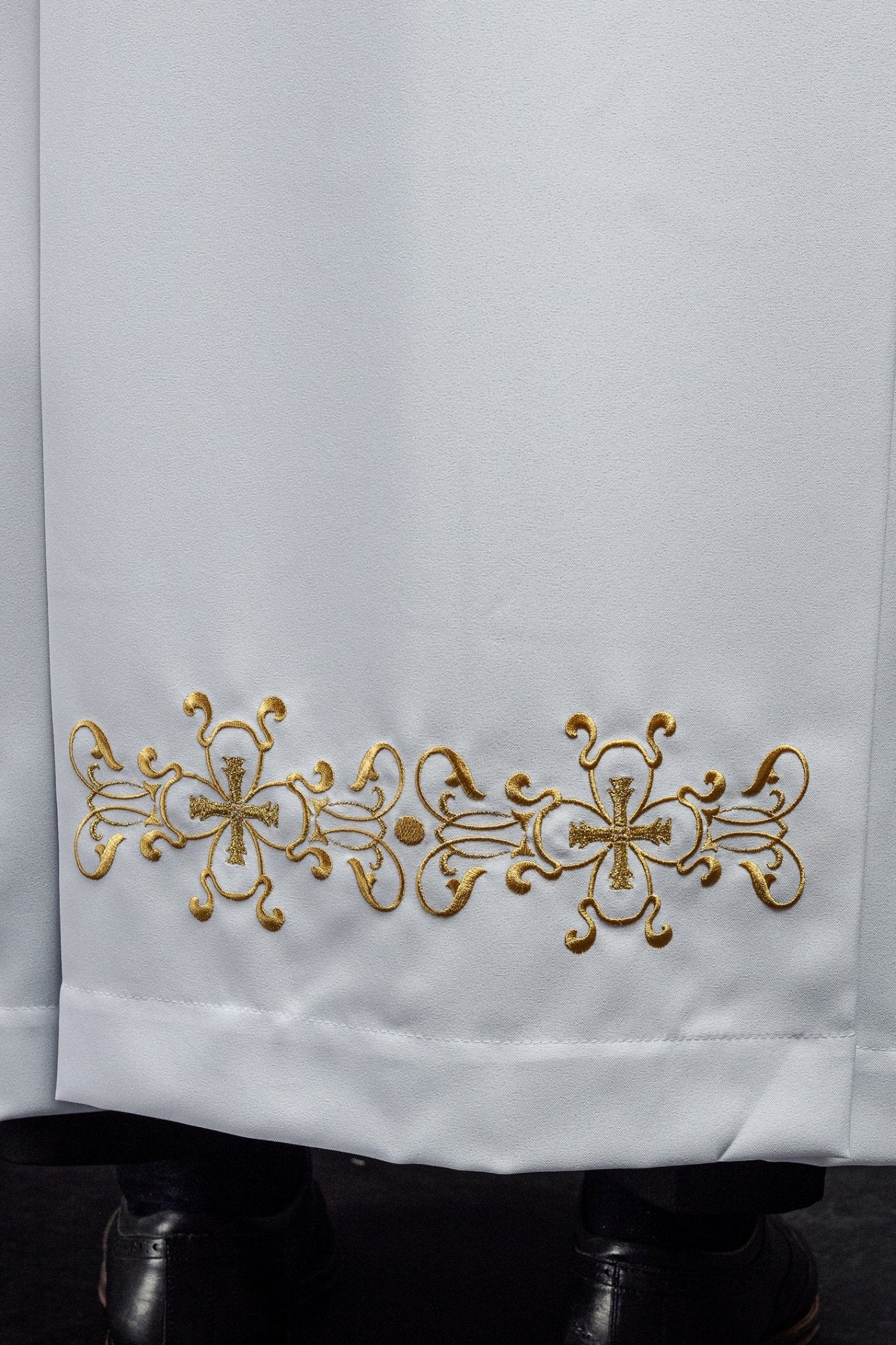 Aube de prêtre à col roulé décorée de broderies blanches S - 6053 - 04 135cm/164cm - CHASUBLES.FR