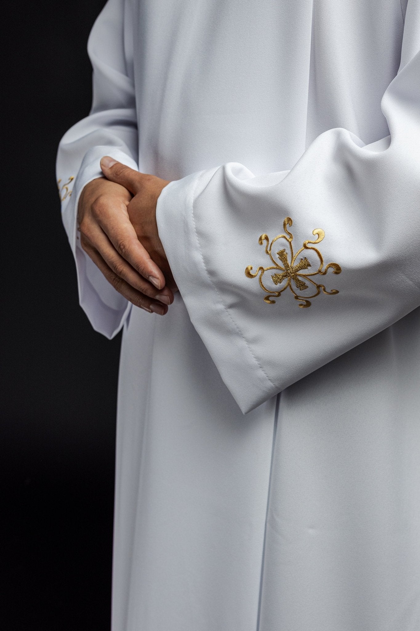 Aube de prêtre à col roulé décorée de broderies blanches S - 6053 - 04 135cm/164cm - CHASUBLES.FR