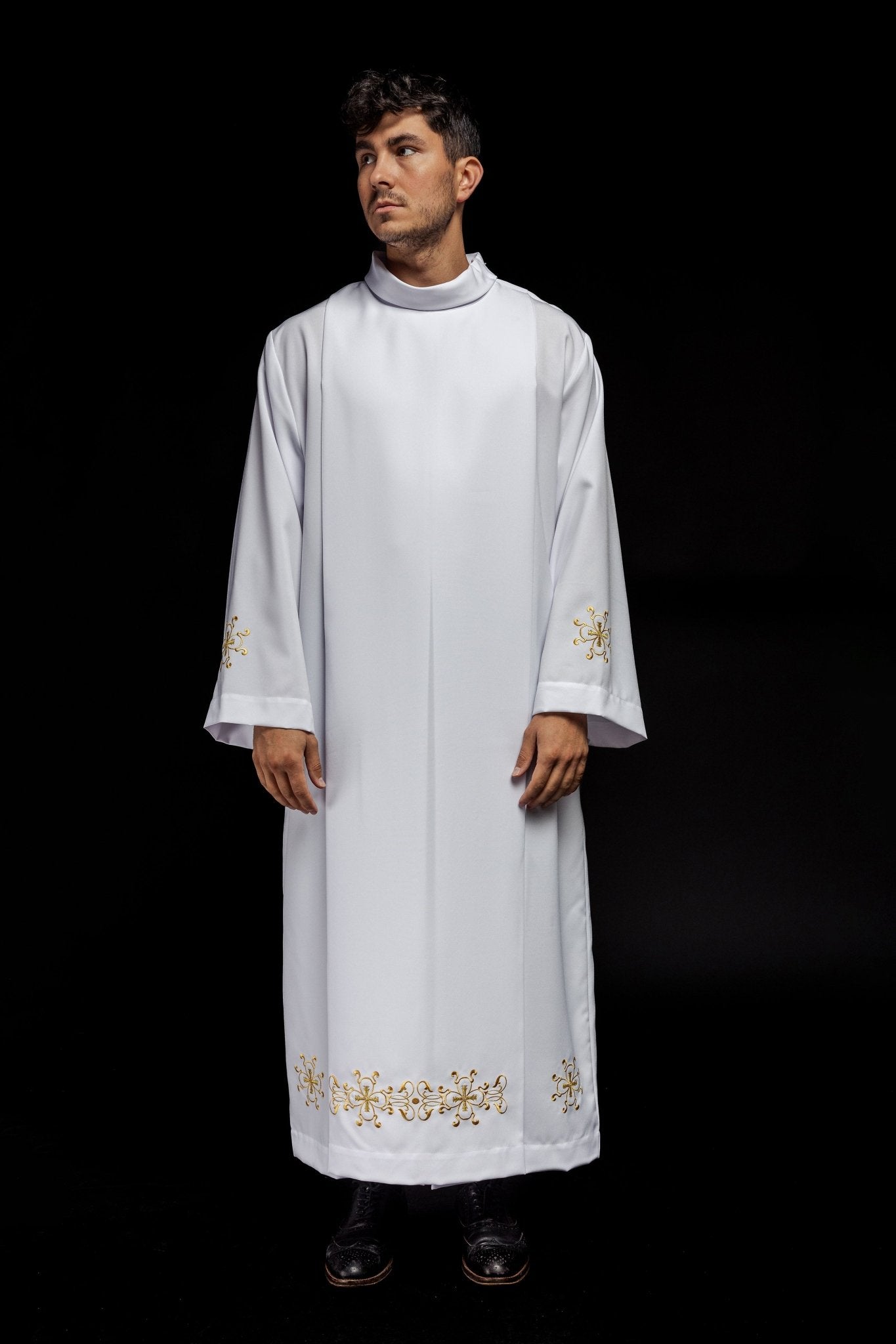 Aube de prêtre à col roulé décorée de broderies blanches S - 6053 - 04 135cm/164cm - CHASUBLES.FR