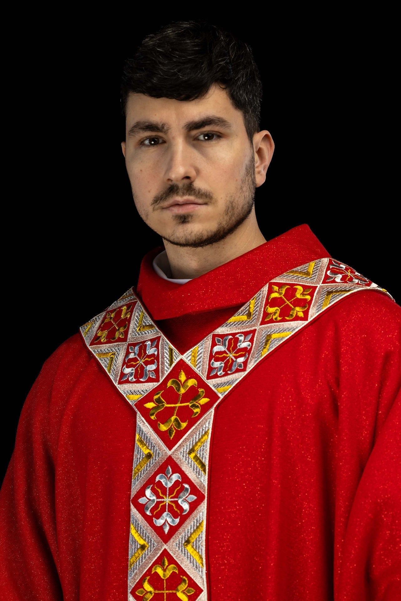 Bande brodée pour chasuble incluse dans l’ensemble avec la chasuble couleur rouge LE/7042/02 - CHASUBLES.FR