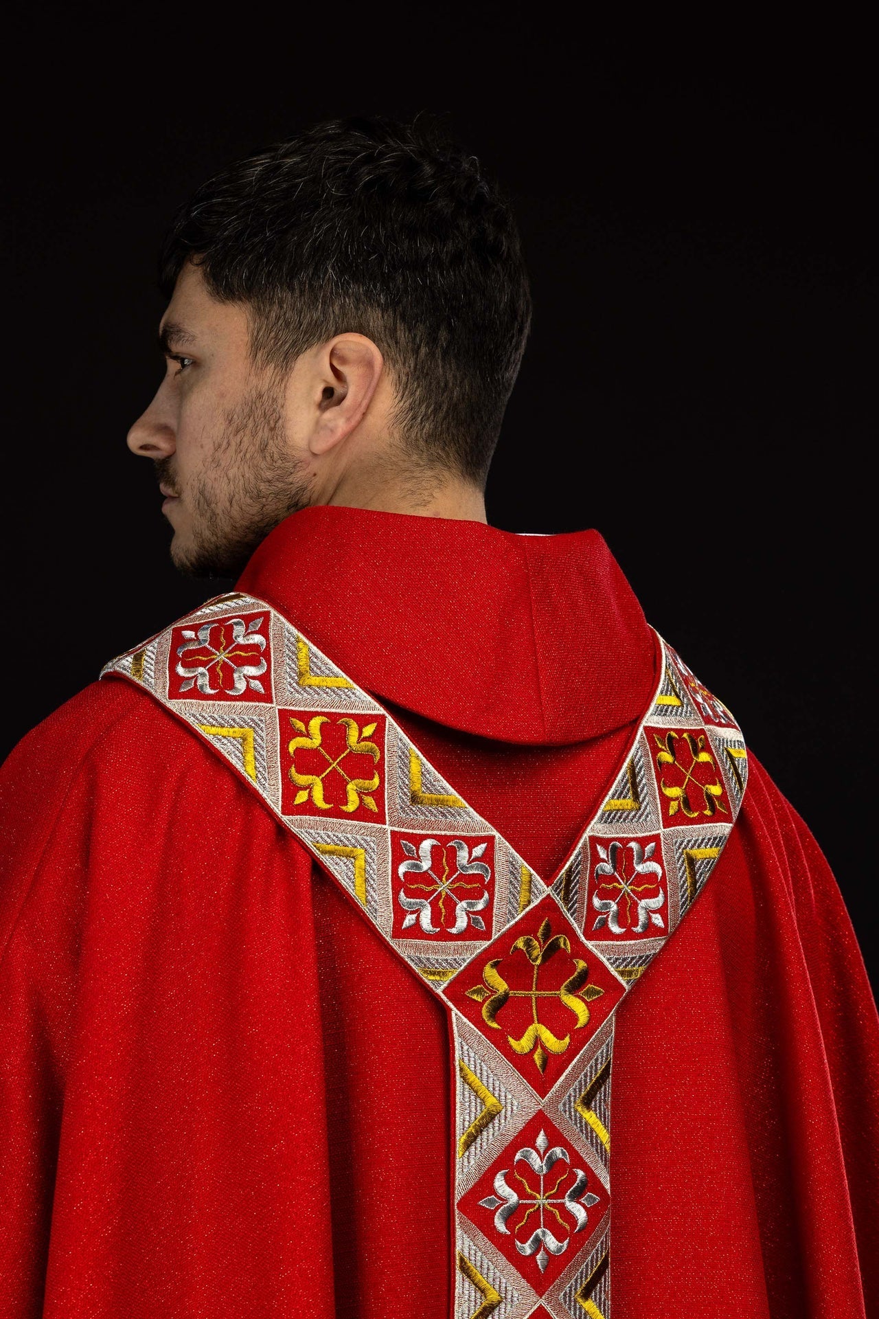 Bande brodée pour chasuble incluse dans l’ensemble avec la chasuble couleur rouge LE/7042/02 - CHASUBLES.FR