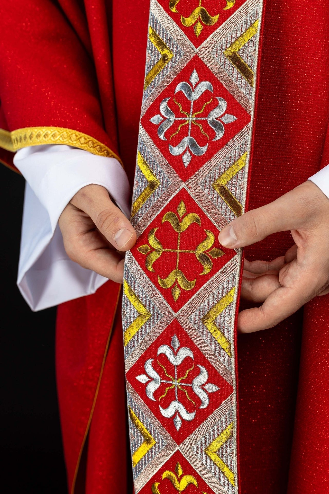 Bande brodée pour chasuble incluse dans l’ensemble avec la chasuble couleur rouge LE/7042/02 - CHASUBLES.FR
