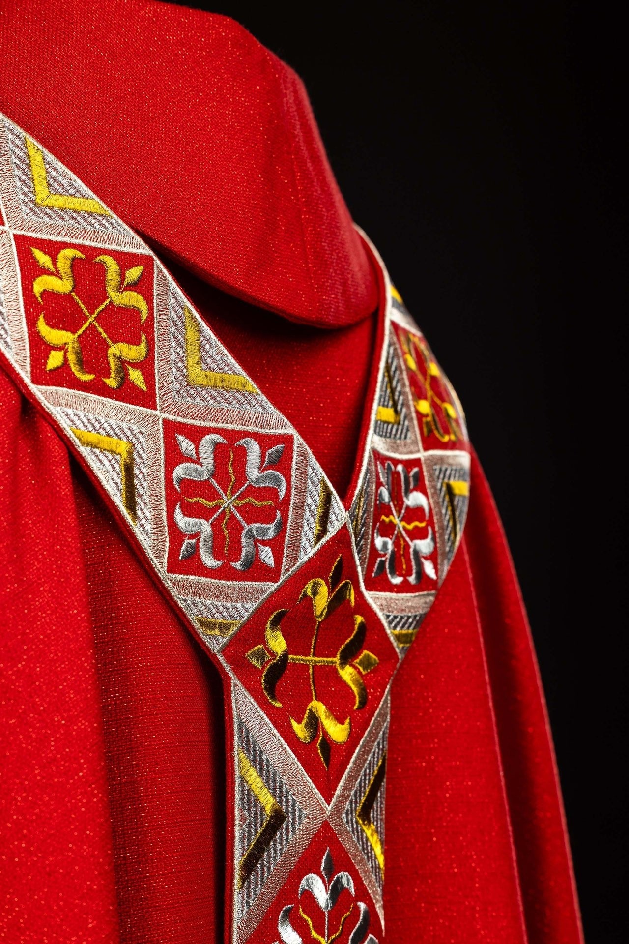 Bande brodée pour chasuble incluse dans l’ensemble avec la chasuble couleur rouge LE/7042/02 - CHASUBLES.FR