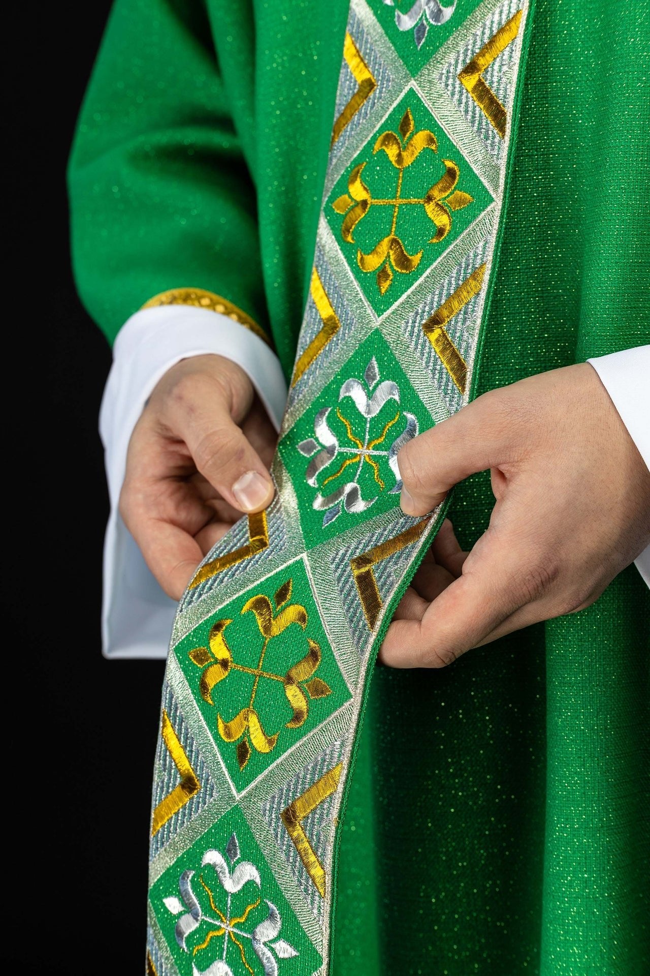 Bande brodée pour chasuble incluse dans l’ensemble avec la chasuble couleur verte LE/7042/01 - CHASUBLES.FR