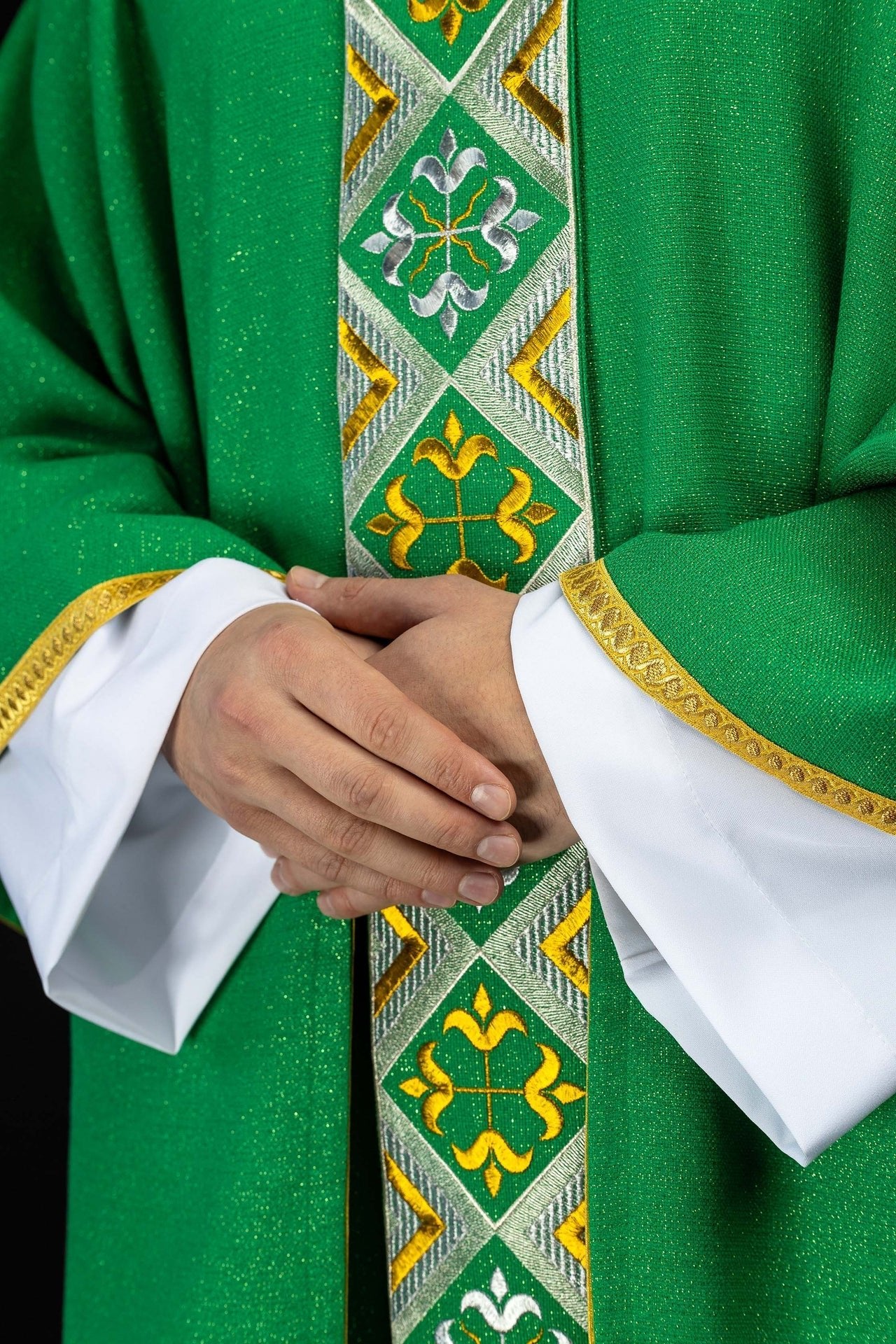 Bande brodée pour chasuble incluse dans l’ensemble avec la chasuble couleur verte LE/7042/01 - CHASUBLES.FR
