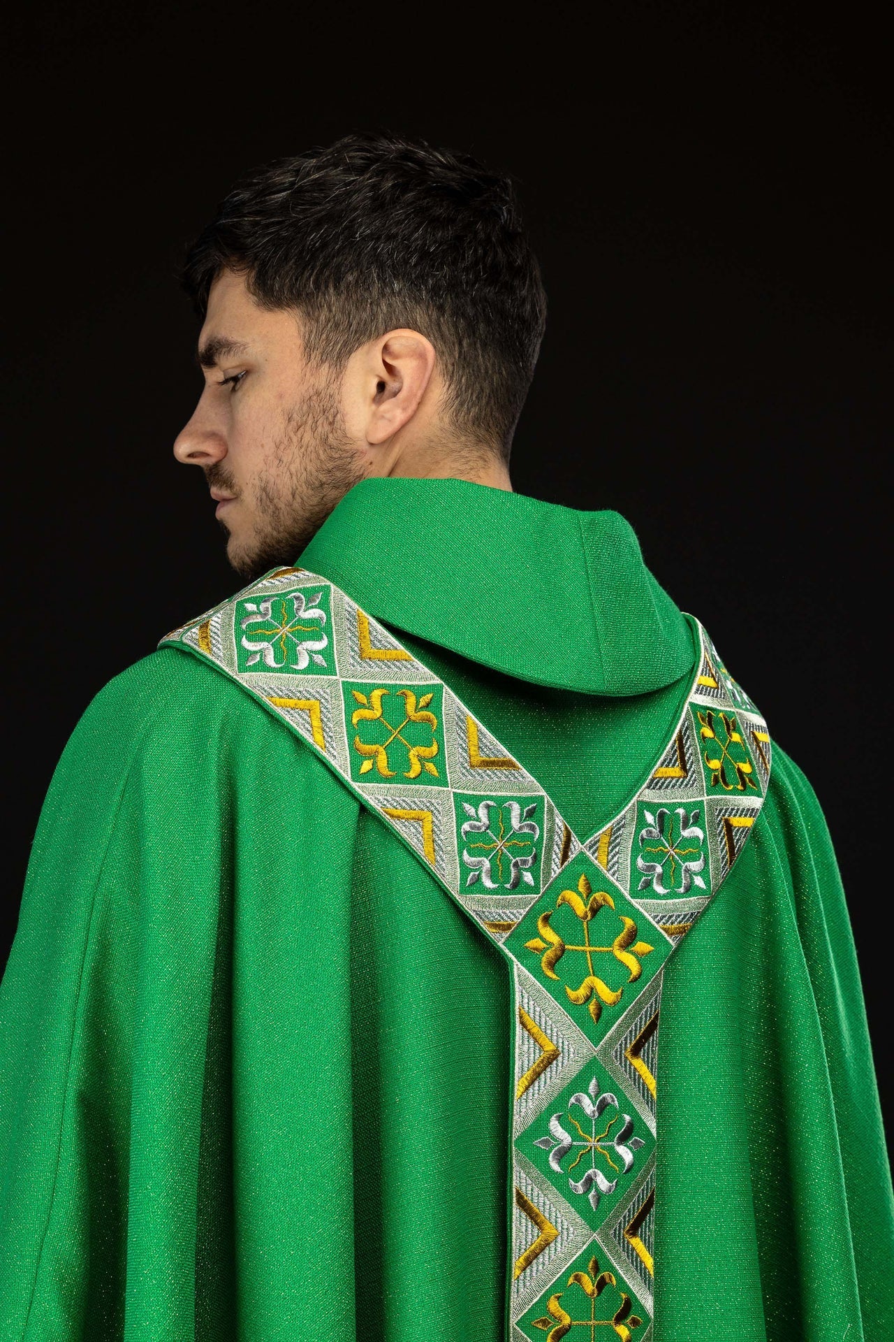 Bande brodée pour chasuble incluse dans l’ensemble avec la chasuble couleur verte LE/7042/01 - CHASUBLES.FR