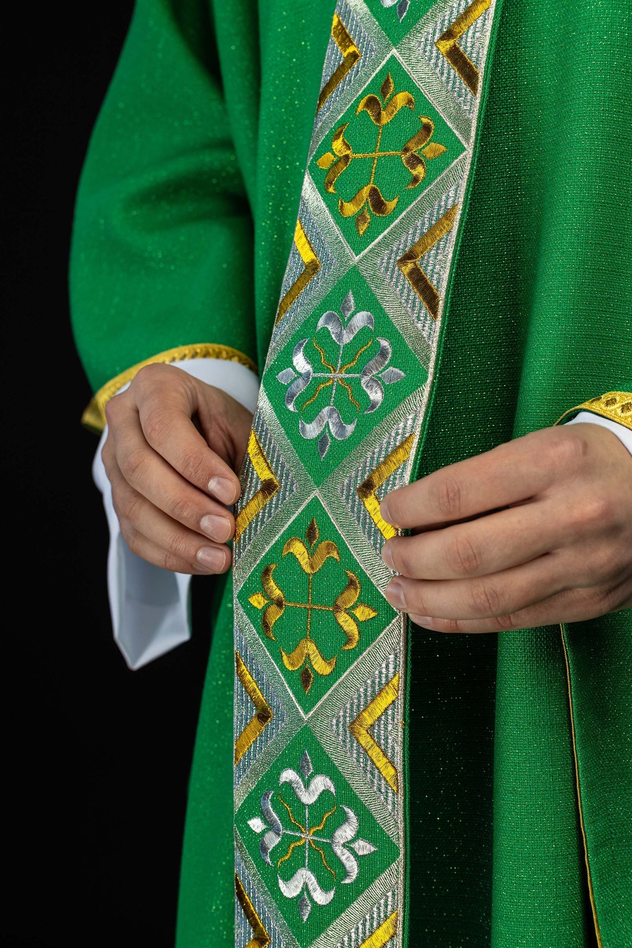 Bande brodée pour chasuble incluse dans l’ensemble avec la chasuble couleur verte LE/7042/01 - CHASUBLES.FR