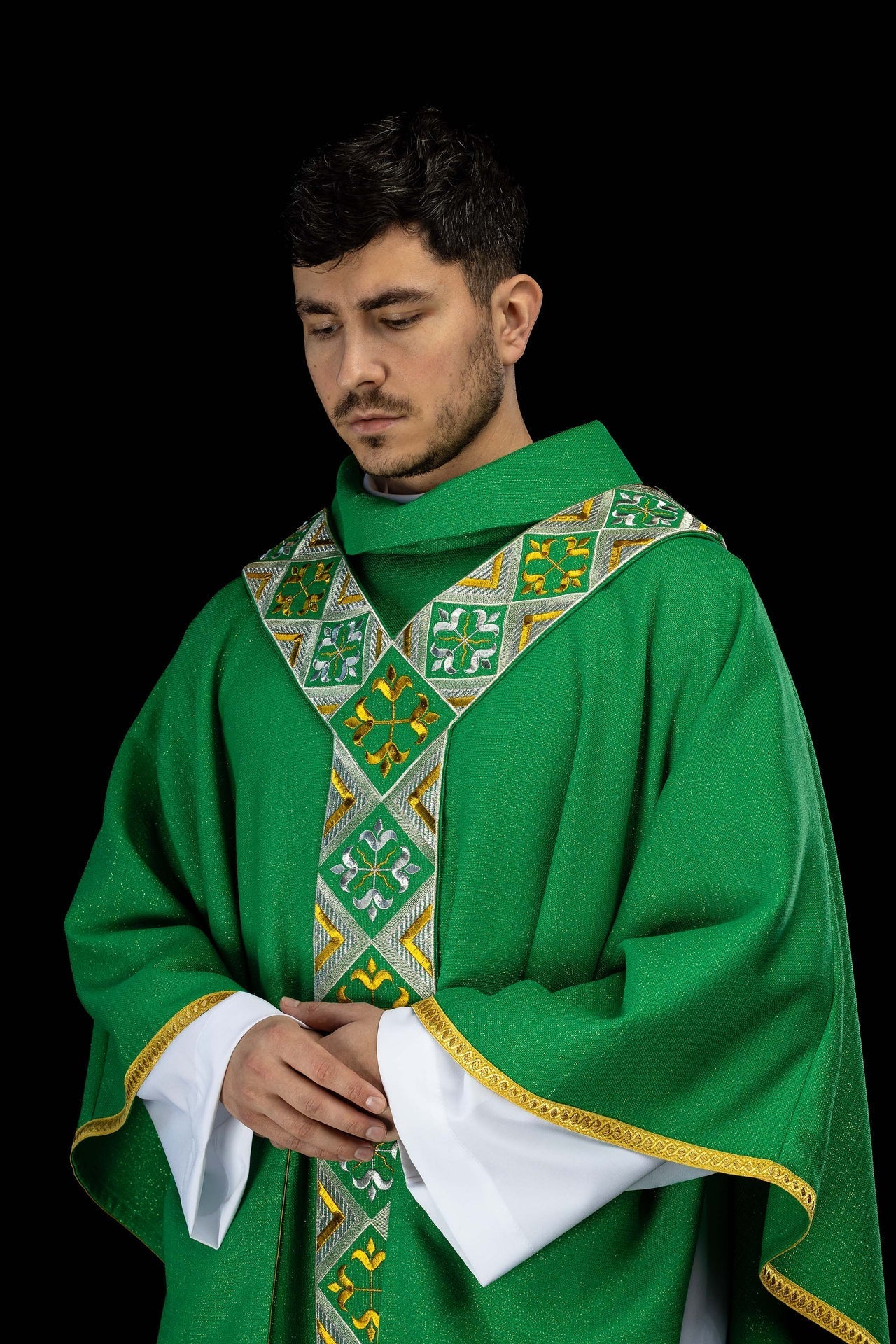 Bande brodée pour chasuble incluse dans l’ensemble avec la chasuble couleur verte LE/7042/01 - CHASUBLES.FR