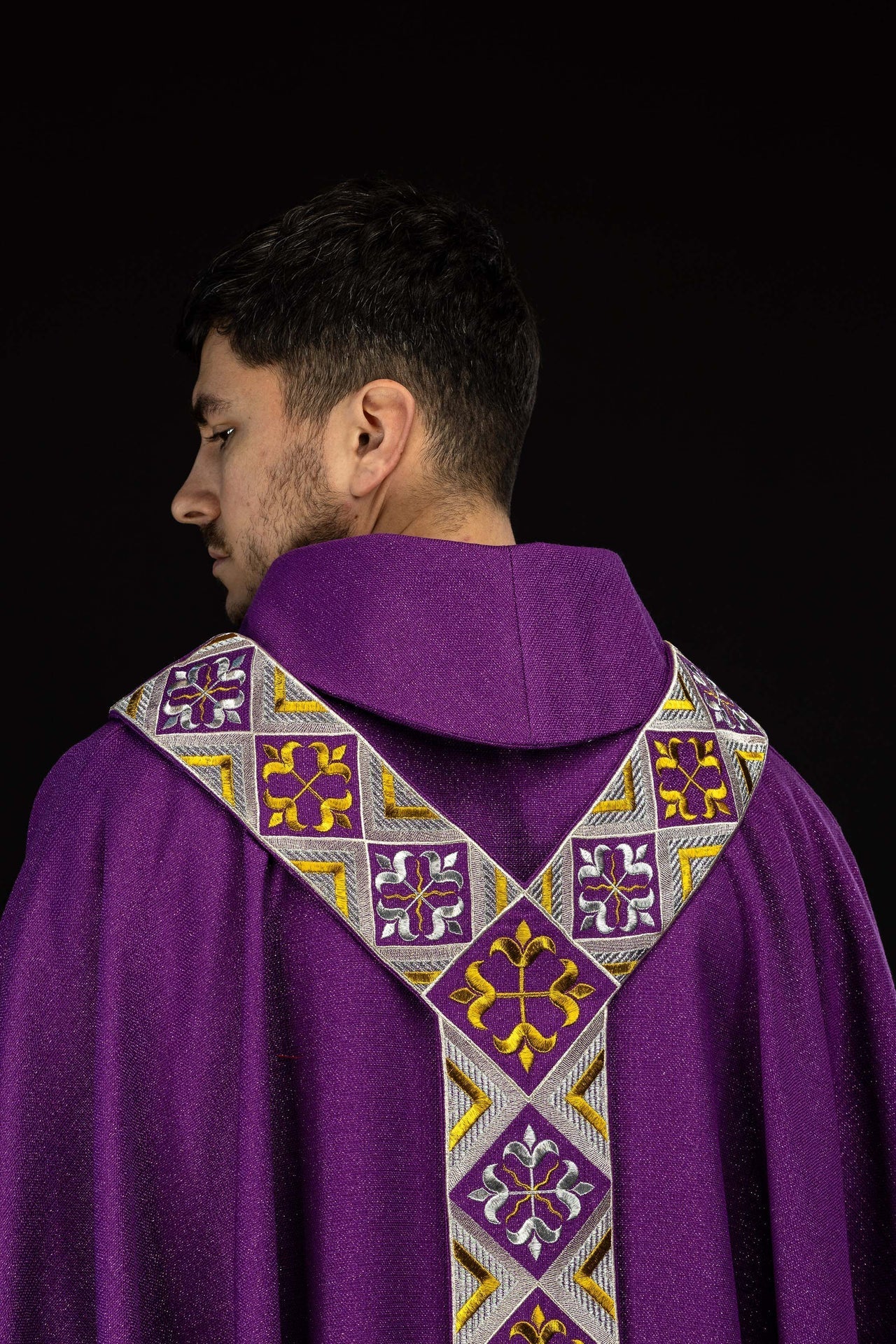 Bande brodée pour chasuble incluse dans l’ensemble avec la chasuble couleur violette LE/7042/03 - CHASUBLES.FR