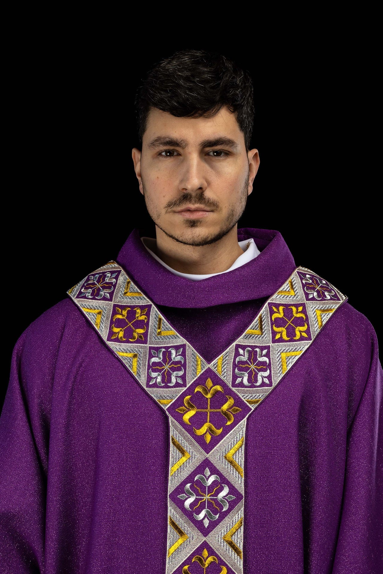 Bande brodée pour chasuble incluse dans l’ensemble avec la chasuble couleur violette LE/7042/03 - CHASUBLES.FR