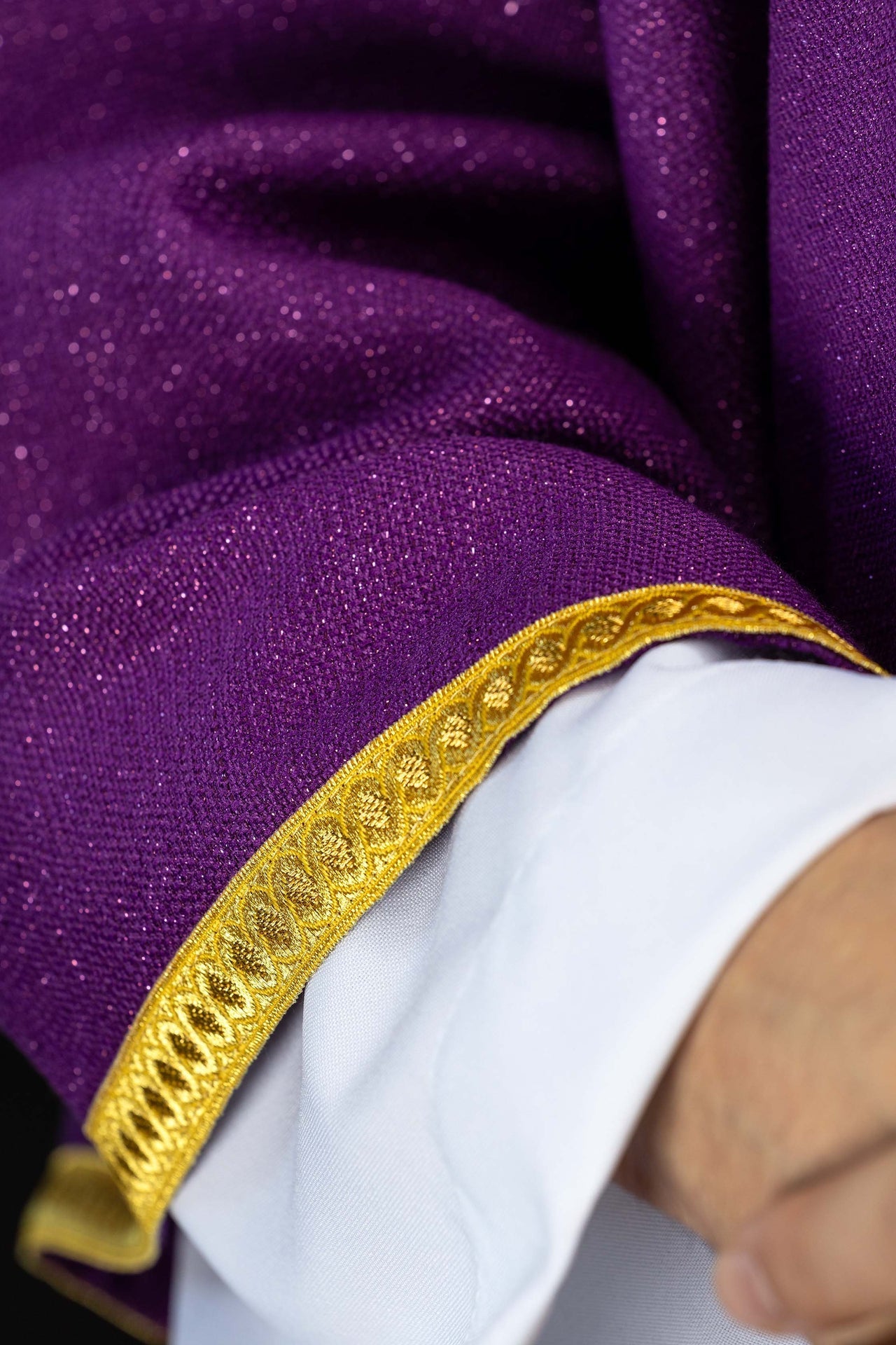 Bande brodée pour chasuble incluse dans l’ensemble avec la chasuble couleur violette LE/7042/03 - CHASUBLES.FR