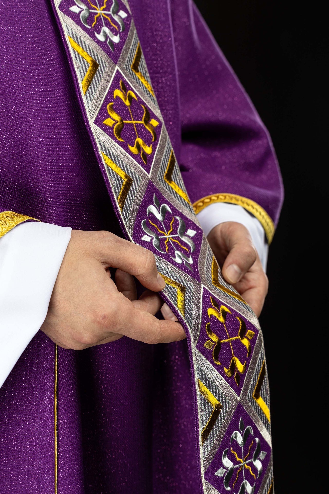 Bande brodée pour chasuble incluse dans l’ensemble avec la chasuble couleur violette LE/7042/03 - CHASUBLES.FR