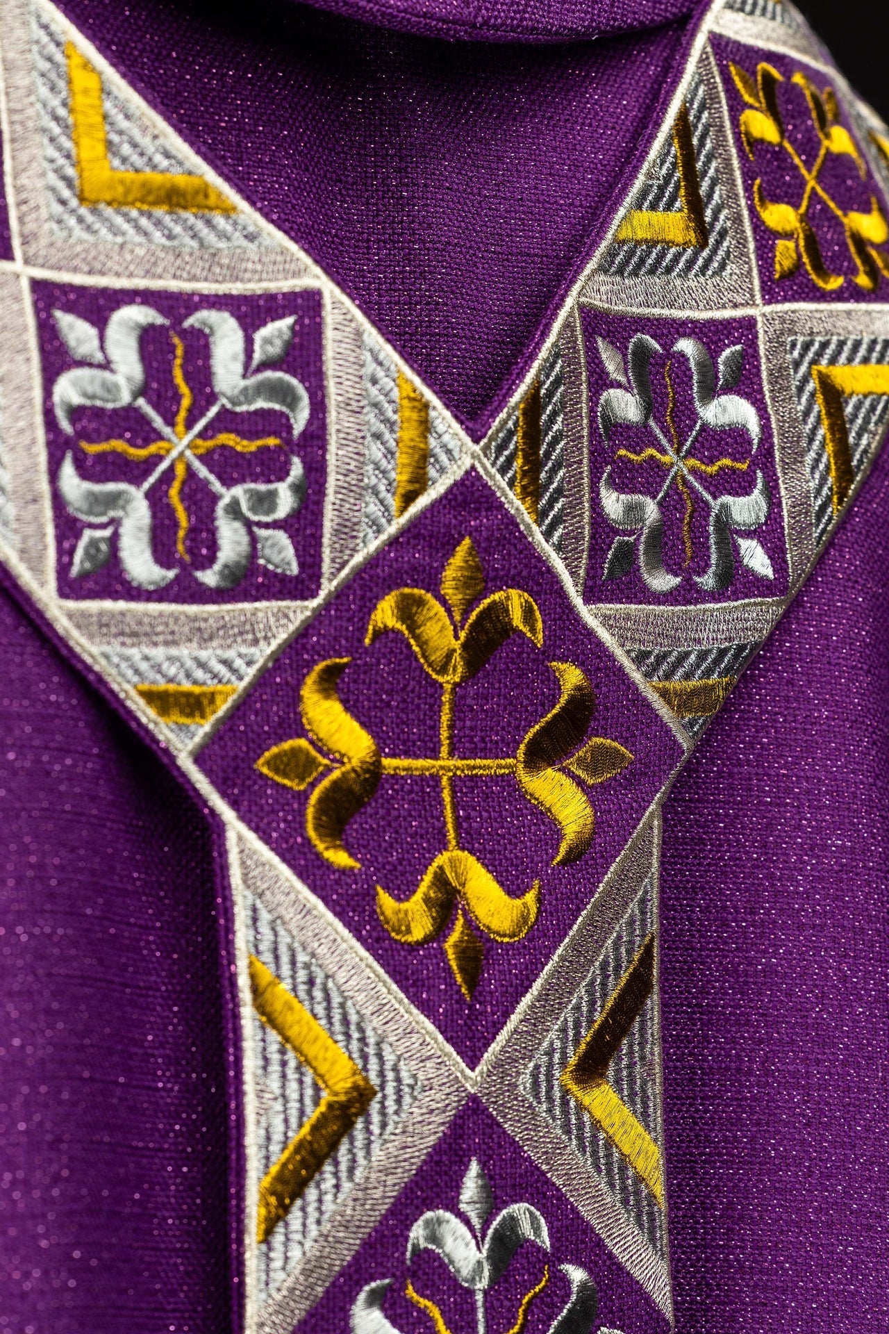Bande brodée pour chasuble incluse dans l’ensemble avec la chasuble couleur violette LE/7042/03 - CHASUBLES.FR