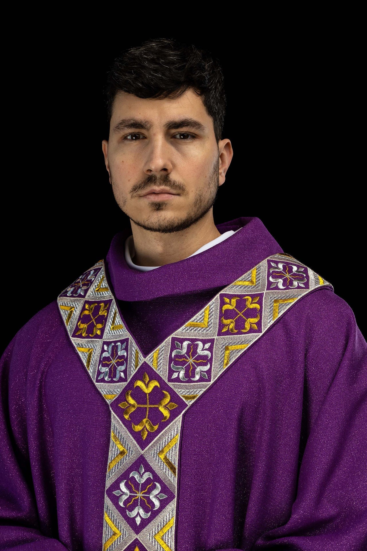 Bande brodée pour chasuble incluse dans l’ensemble avec la chasuble couleur violette LE/7042/03 - CHASUBLES.FR
