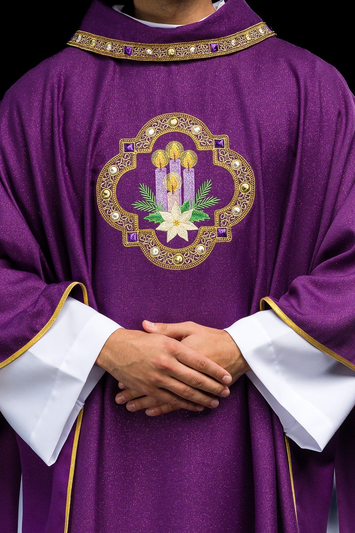 Chasuble brodée pour l’Avent confectionnée dans un tissu satiné