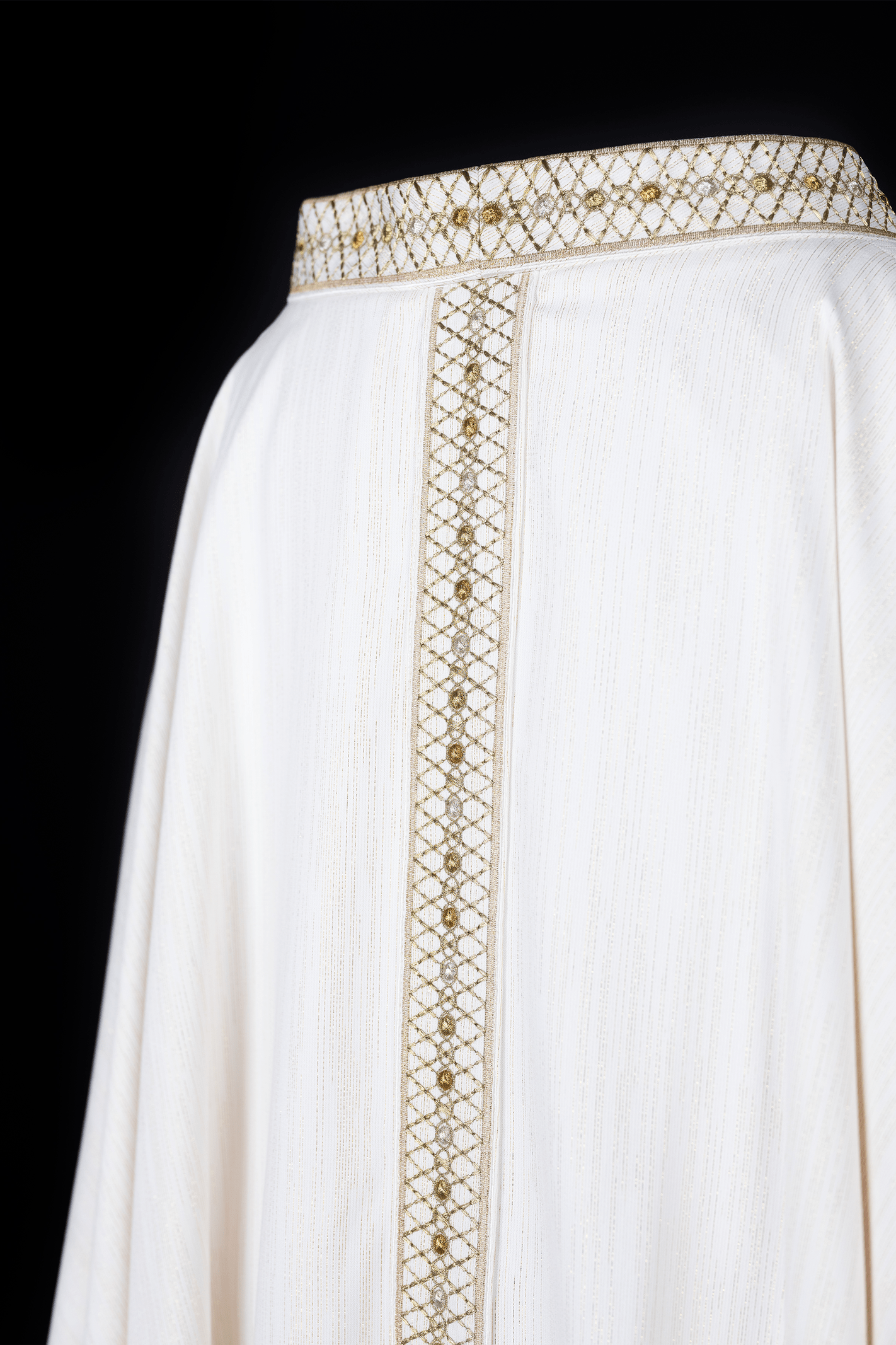 Chasuble blanche avec ceinture brodée et col orné de pierres