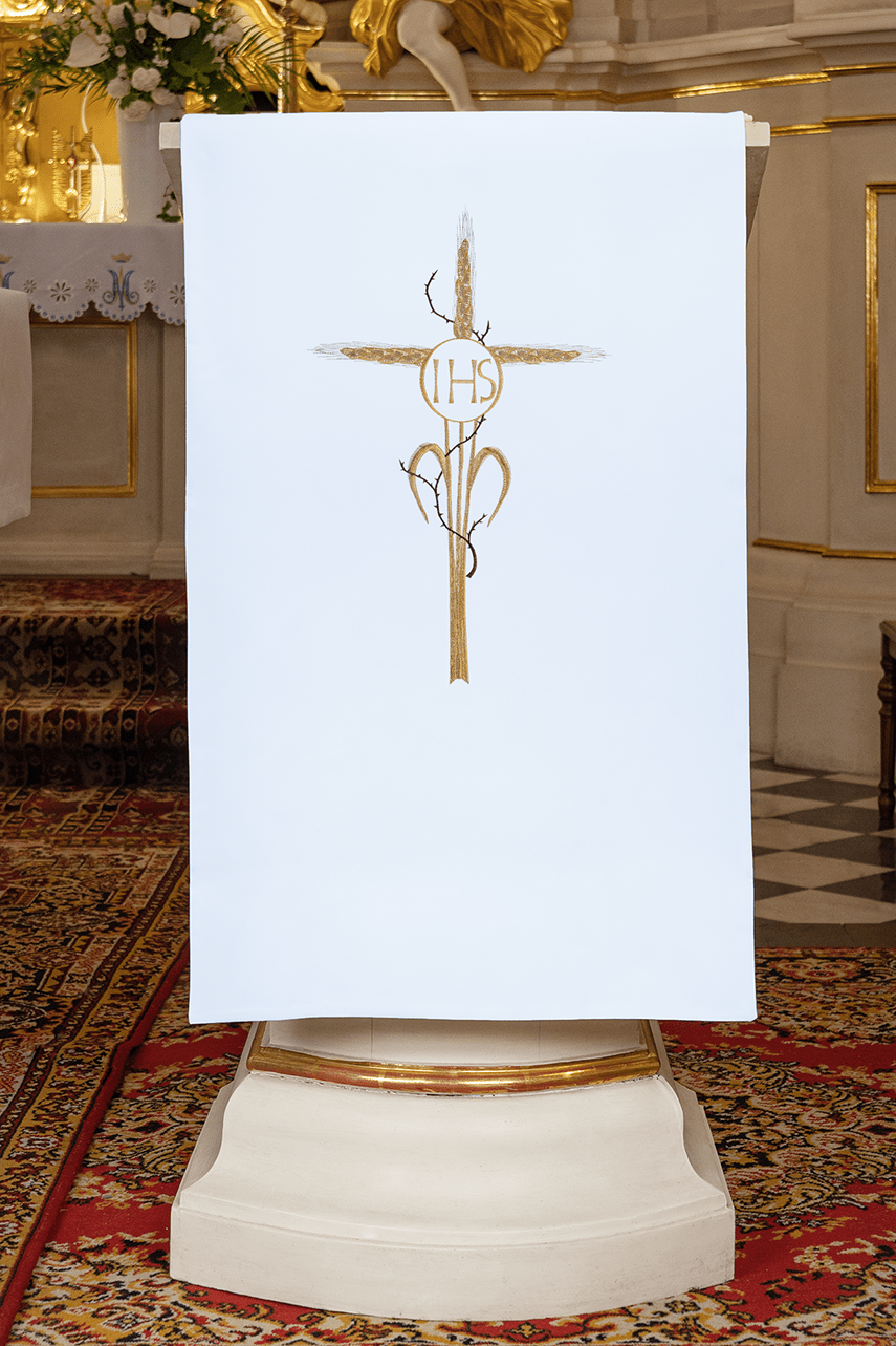 Blanc voile de lutrin avec broderie de croix dorée KMO/026/04/01 BIAŁY 55*250 - CHASUBLES.FR