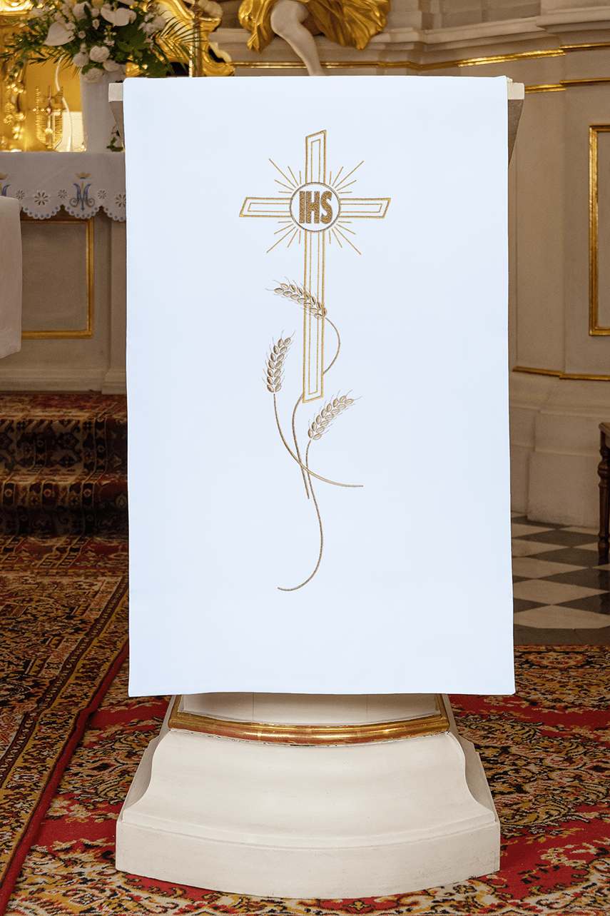 Blanc voile de lutrin brodée avec croix et motif IHS KMO/002/04/01 BIAŁY 55*250 - CHASUBLES.FR
