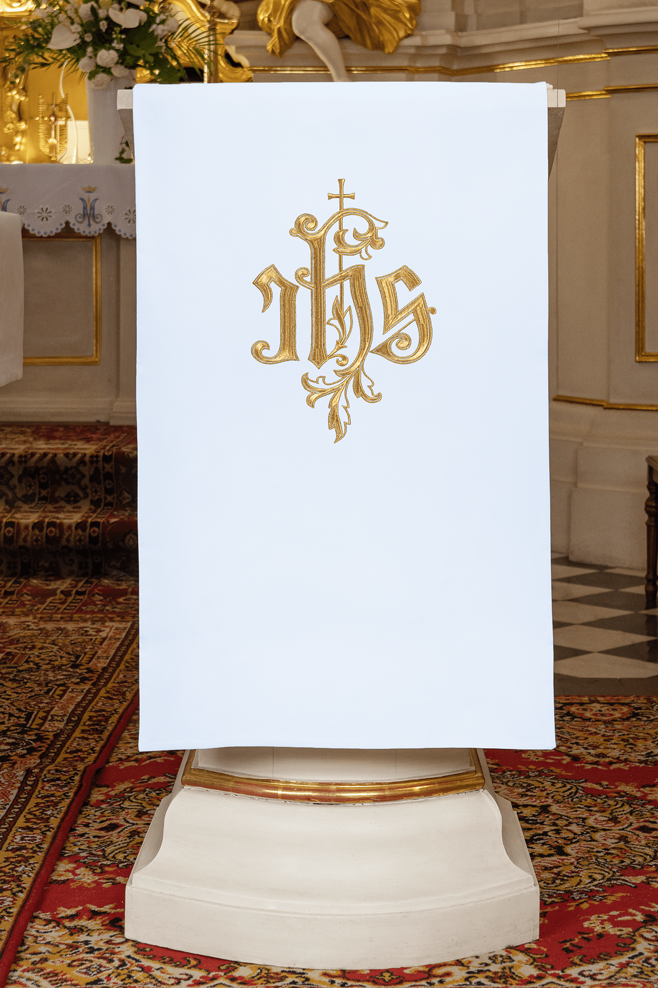 Blanc voile de lutrin brodée avec le symbole IHS KMO/013/04/01 BIAŁY 55*250 - CHASUBLES.FR