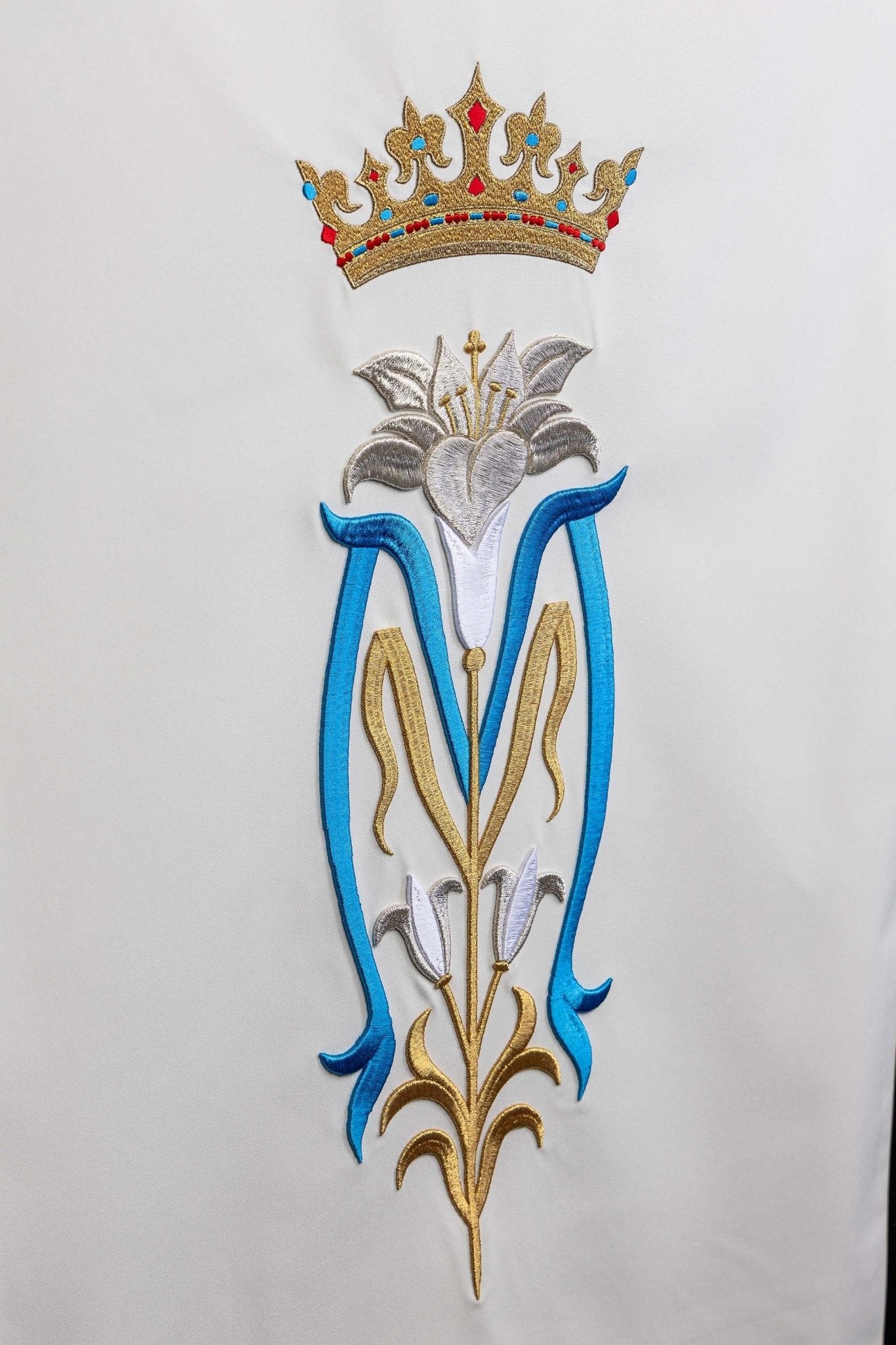 Blanc voile de lutrin brodée avec motif marial KMO/022/04/01 BIAŁY 55*250 - CHASUBLES.FR