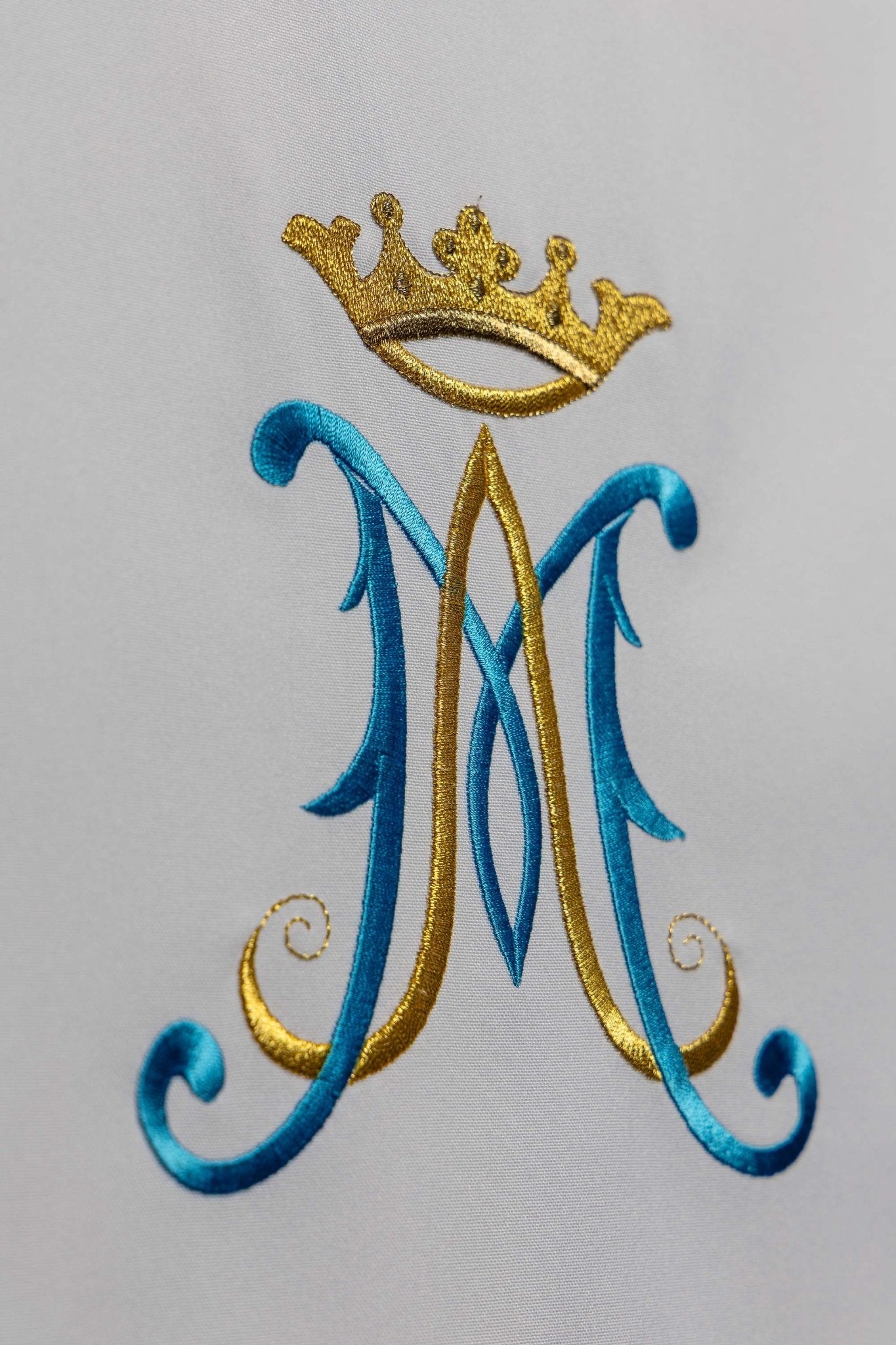 Blanc voile de lutrin brodée avec motif marial KMO/017/04/01 BIAŁY 55*250 - CHASUBLES.FR