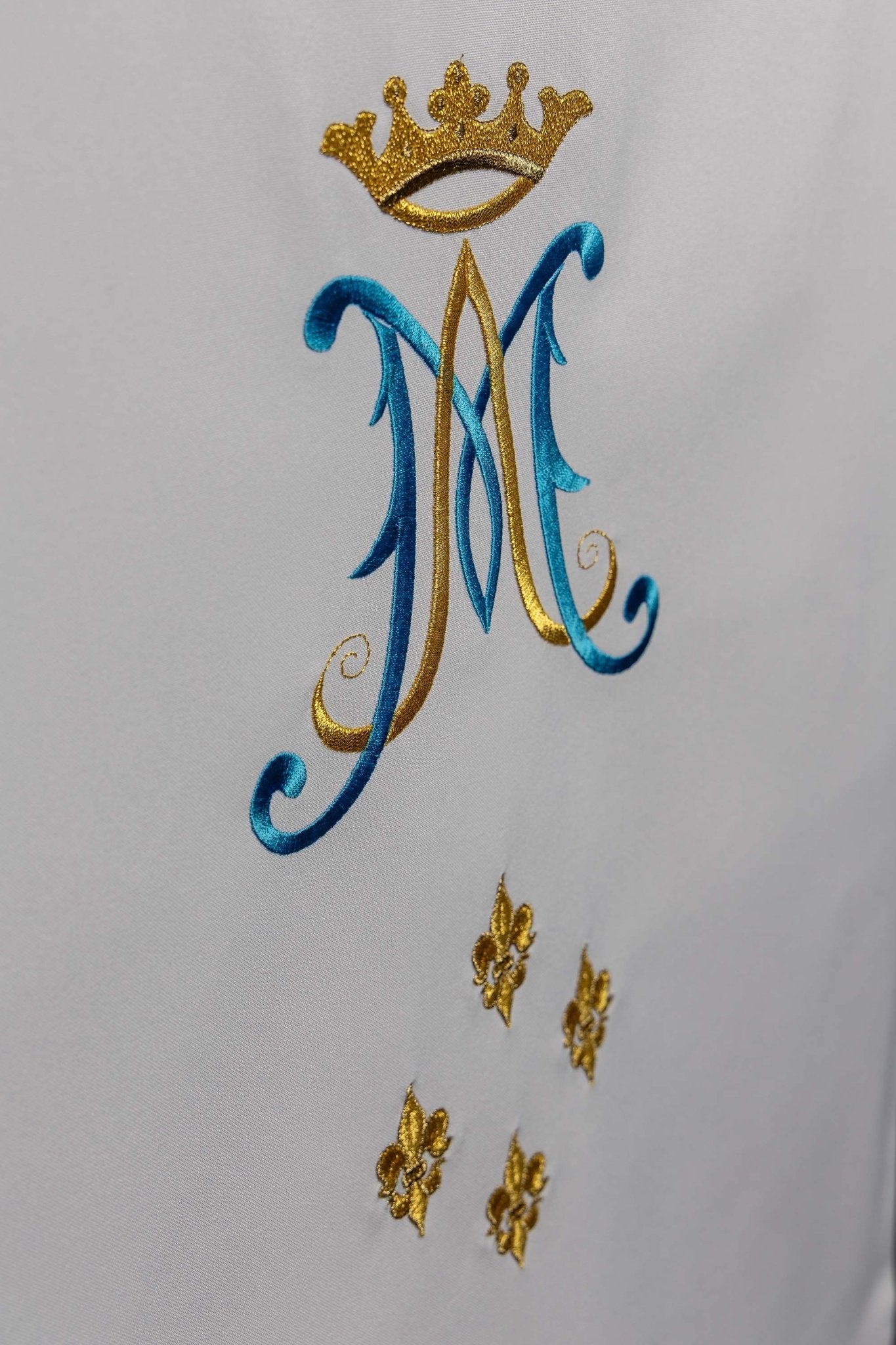 Blanc voile de lutrin brodée avec motif marial KMO/017/04/01 BIAŁY 55*250 - CHASUBLES.FR