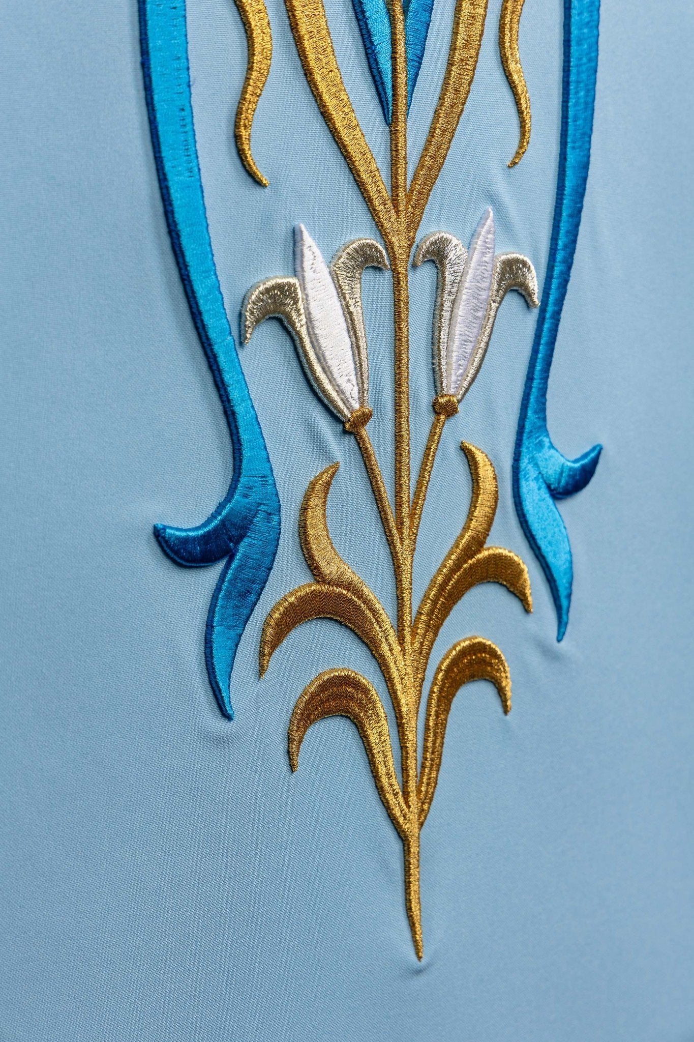 Bleu voile de lutrin brodée avec motif marial KMO/022/06/01 NIEBIESKI 55*250 - CHASUBLES.FR