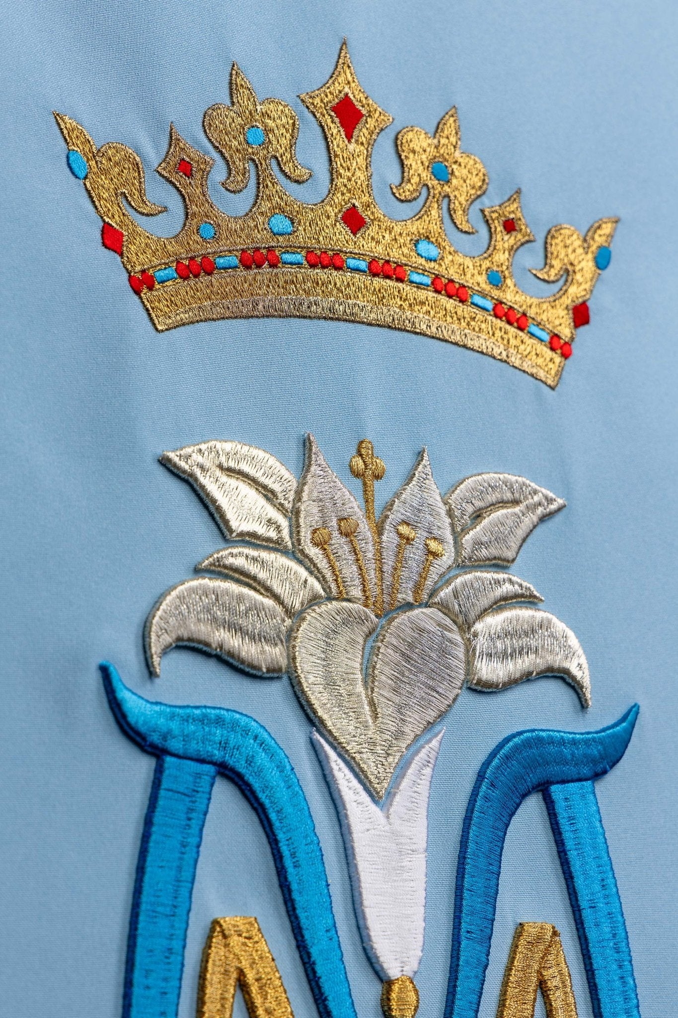 Bleu voile de lutrin brodée avec motif marial KMO/022/06/01 NIEBIESKI 55*250 - CHASUBLES.FR