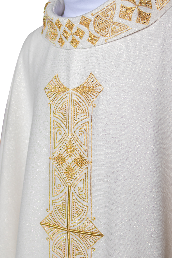 Chasuble brillante avec broderie dorée richement décorée