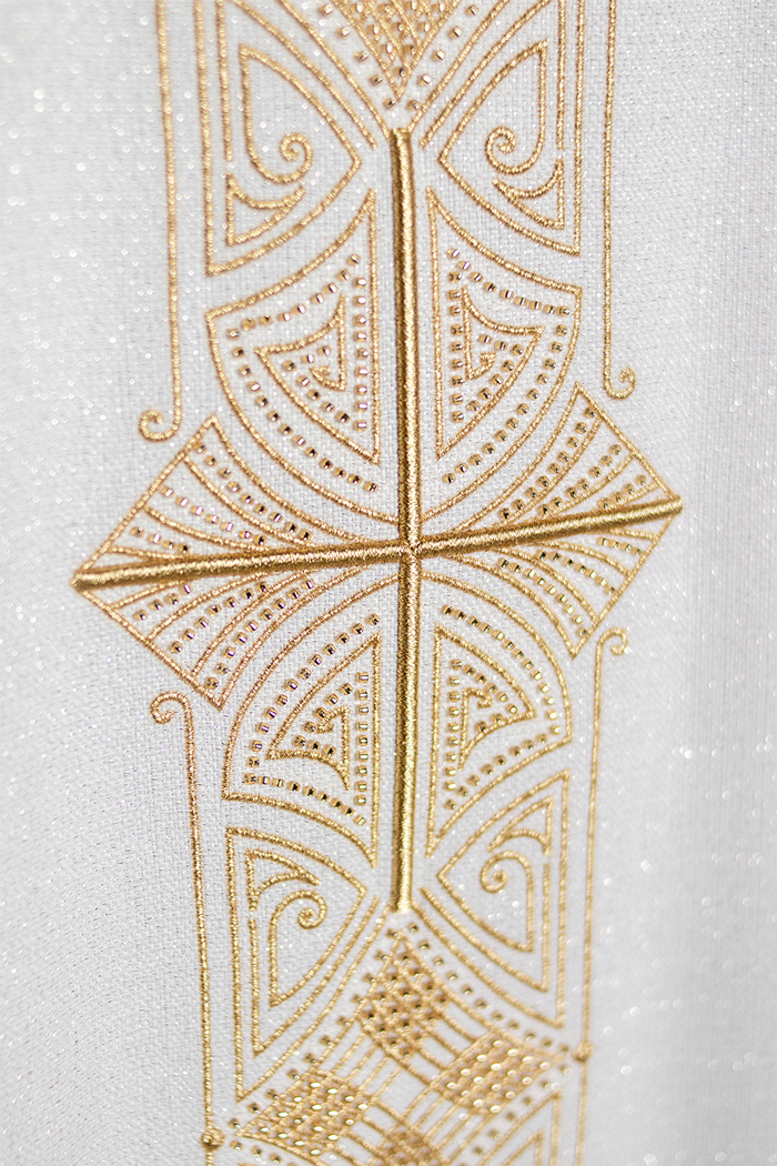 Chasuble brillante avec broderie dorée richement décorée