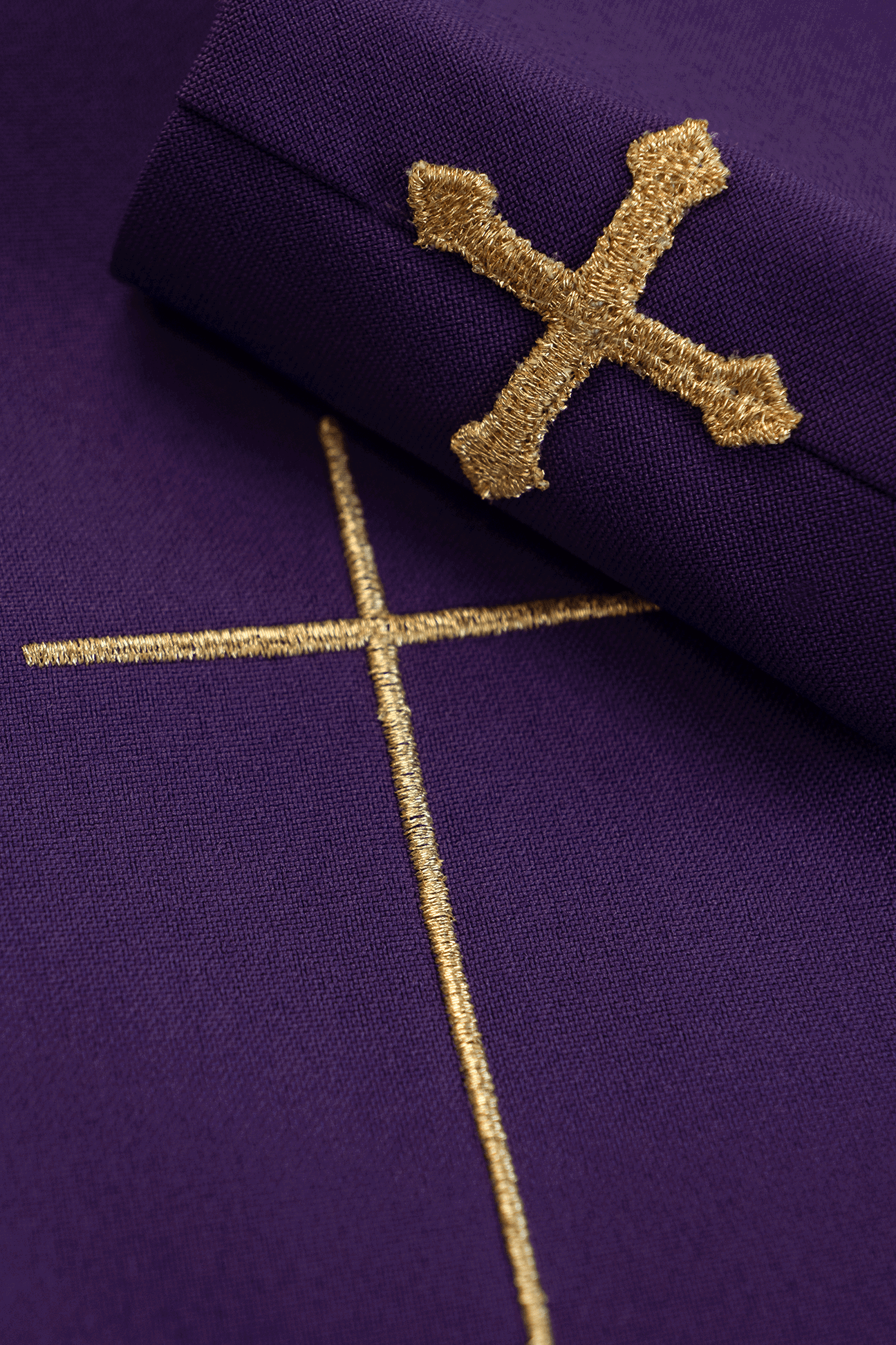 Chasuble violette richement décorée d'un motif doré et d'une large bande IHS