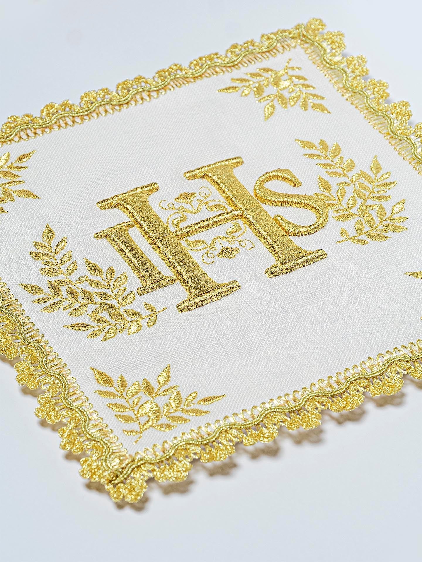 Ensemble de Linge d'autel richement décoré avec le motif IHS