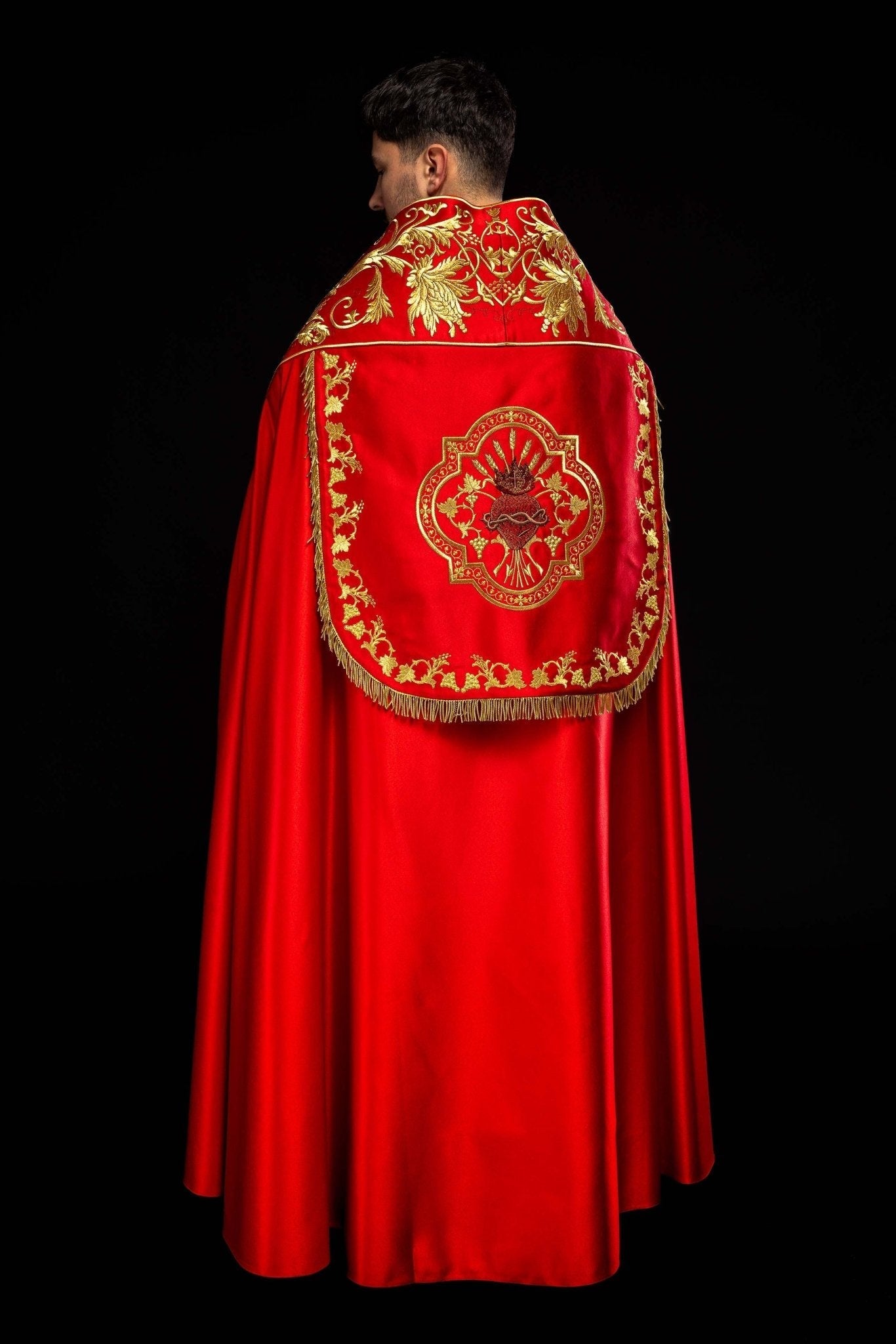 Bonnet romain en satin, rouge, avec cœur de Jésus brodé KKP/026/02/20 150 cm - CHASUBLES.FR