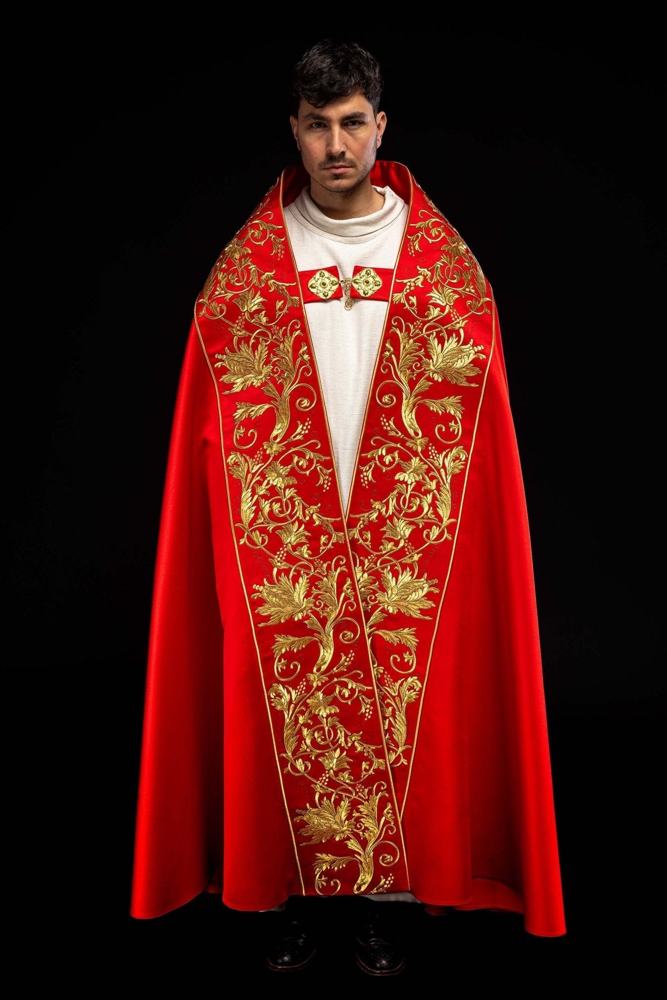 Bonnet romain en satin, rouge, avec cœur de Jésus brodé KKP/026/02/20 150 cm - CHASUBLES.FR