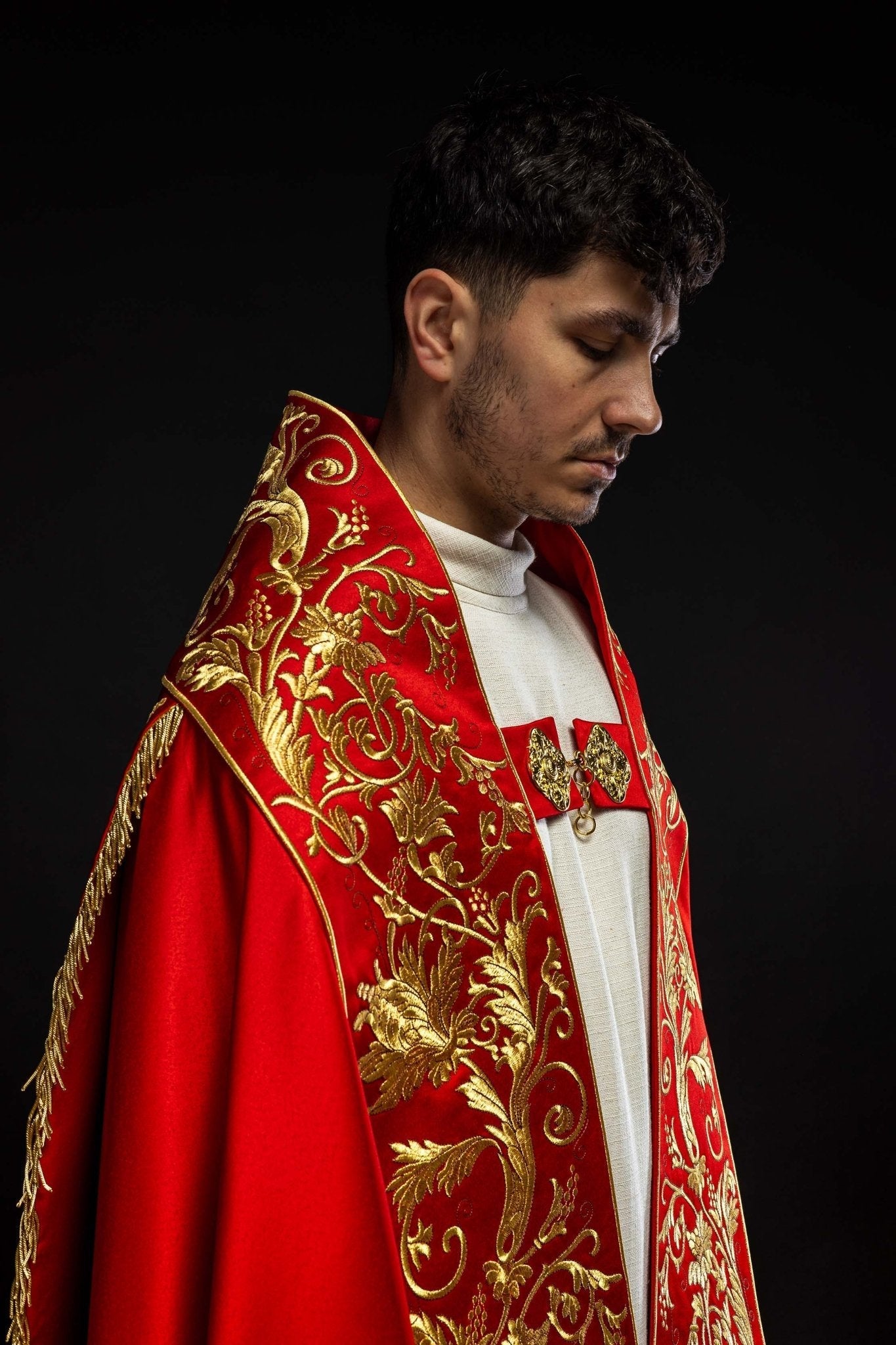 Bonnet romain en satin, rouge, avec cœur de Jésus brodé KKP/026/02/20 150 cm - CHASUBLES.FR