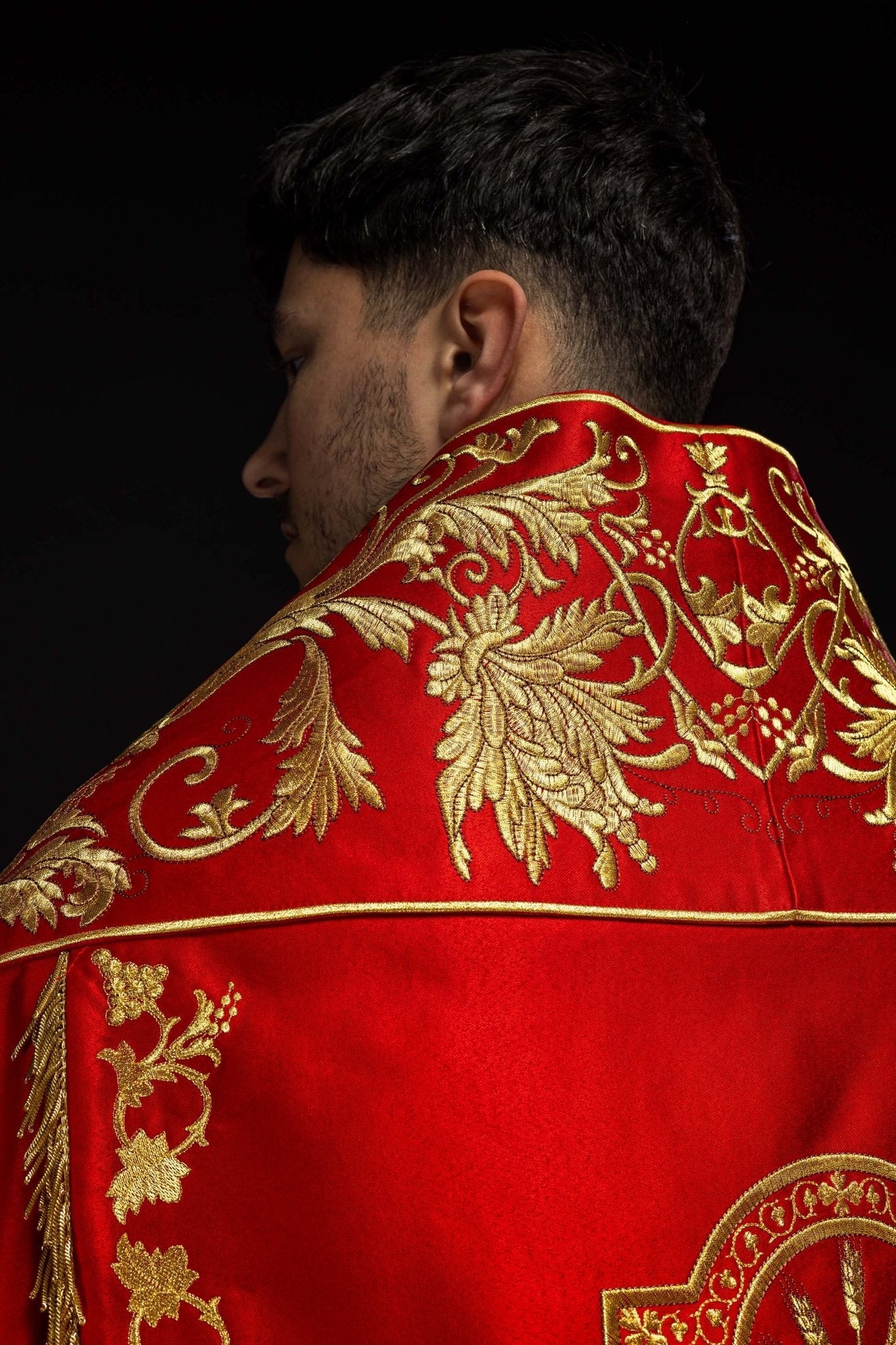 Bonnet romain en satin, rouge, avec cœur de Jésus brodé KKP/026/02/20 150 cm - CHASUBLES.FR