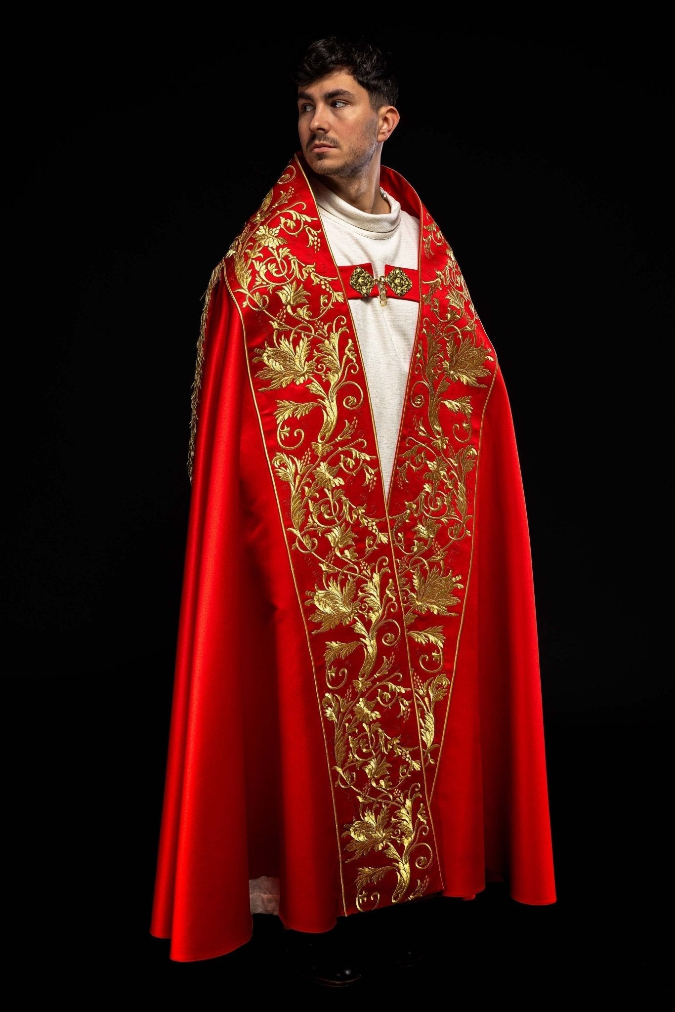 Bonnet romain en satin, rouge, avec cœur de Jésus brodé KKP/026/02/20 150 cm - CHASUBLES.FR