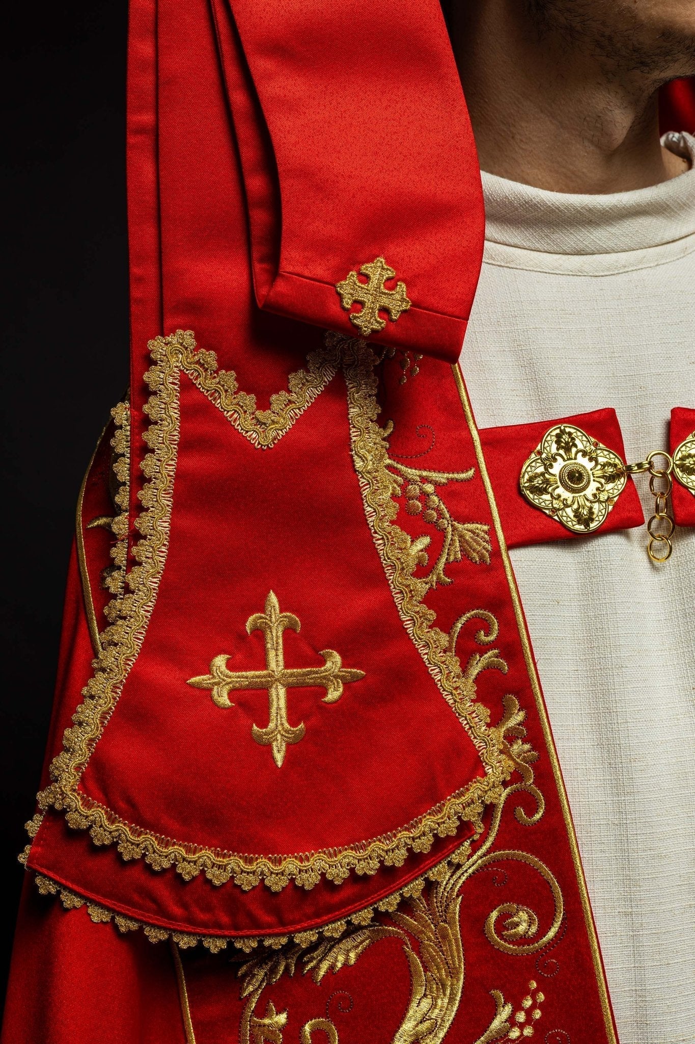 Bonnet romain en satin, rouge, avec cœur de Jésus brodé KKP/026/02/20 150 cm - CHASUBLES.FR
