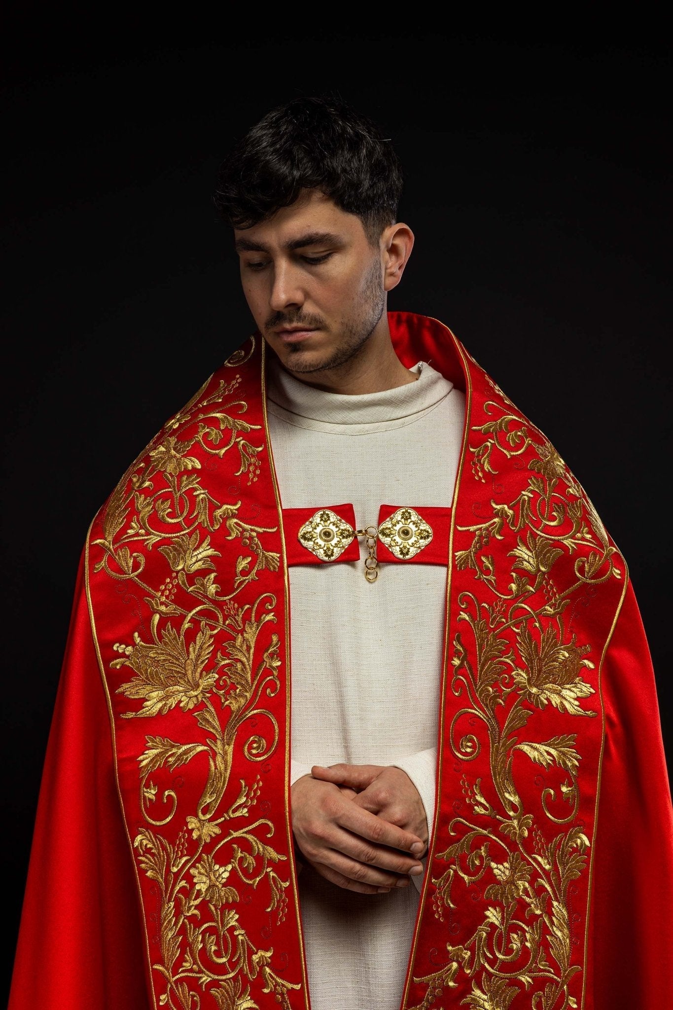 Bonnet romain en satin, rouge, avec cœur de Jésus brodé KKP/026/02/20 150 cm - CHASUBLES.FR