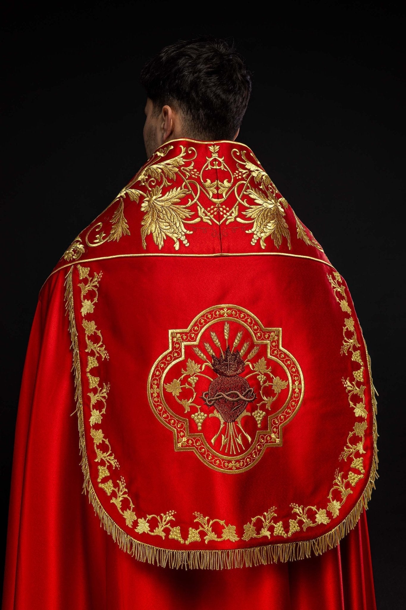 Bonnet romain en satin, rouge, avec cœur de Jésus brodé KKP/026/02/20 150 cm - CHASUBLES.FR