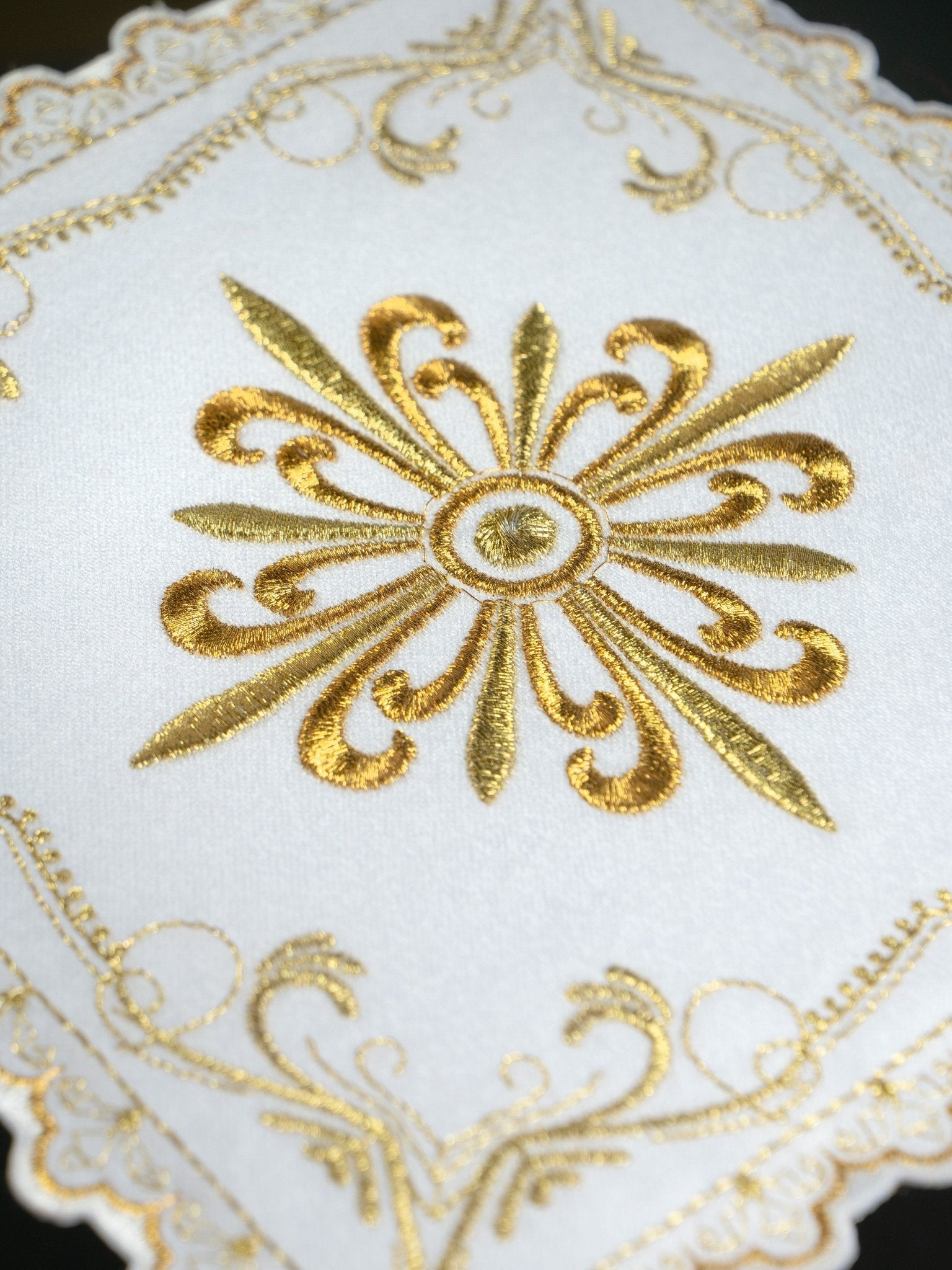 Calice avec motif de croix dorée et broderie décorative S - 5554 - CHASUBLES.FR