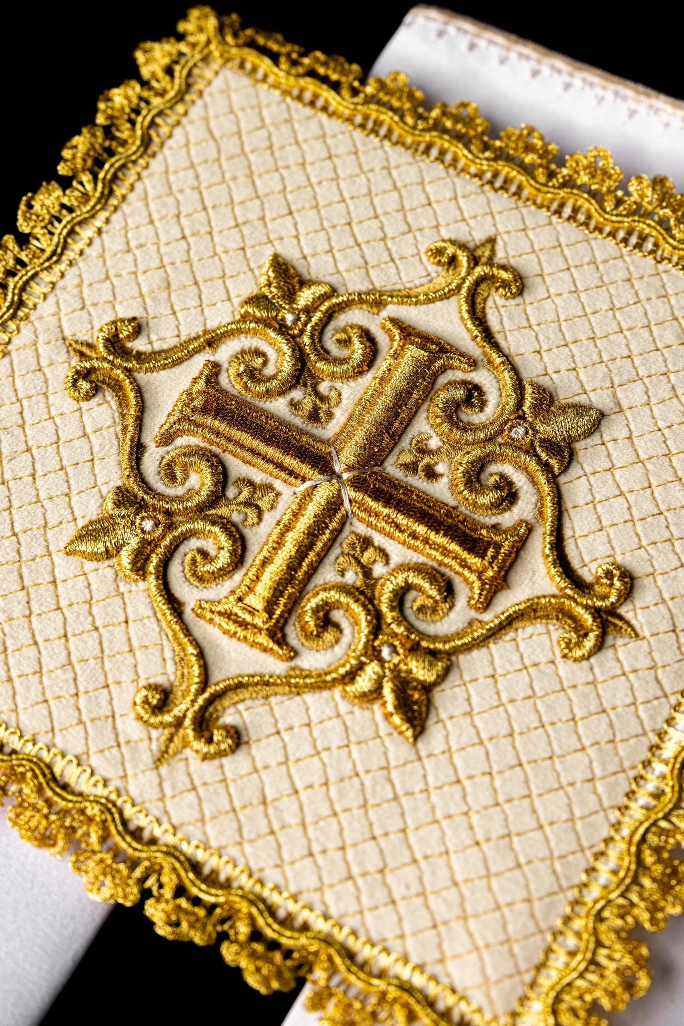 Calice en lin avec croix broderie eucharistique motif de croix velours écru LE/5029/C4 - CHASUBLES.FR